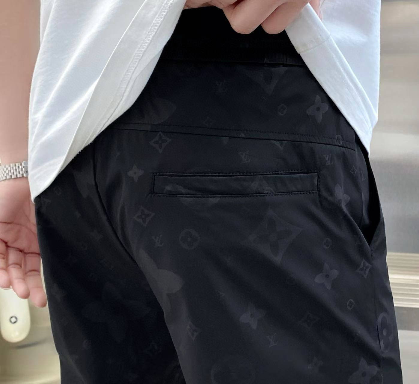 NO:132619,The original order of the official website can wear 220 kilograms Louis Vuitton Lv Simple and fashionable Early spring casual pants, wardrobe elastic pants, straight trousers, trousers, very comfortable to wear, low-key and luxurious, very classy when worn, and there is no need to say much about the trousers and cuts. The upper body is exquisite and vivid. The truly first-class quality is the real-class casual pants, elastic pants, and the choice of Turkish cotton to produce the most famous tannin cloth. The quality is excellent, and the pants are soft after heavy washing!  Straight-footed style, not picky, absolutely stylish, expert design, extremely luxurious. Number of codes: M-4XL, louis vuitton, louis vuitton, alexander wang19860909官网原单货 可穿220斤 路易威登Lv 简约时尚 早春款休闲裤卫裤松紧裤直筒裤长裤身穿着非常舒适 低调不失奢华 穿出去非常有档次,裤型款式和裁剪亦无需多言 上身精致跃然.真正一等一顶级质料 真正殿堂级的休闲裤松紧裤,选用土耳其的棉花 生产出最有名的单宁布 品质卓然,经过重水洗使得裤子很柔软！直脚的版型 不挑人 上身绝对的有型 达人设计 极度奢华.码数:M-4XL,,louis vuitton,louis vuitton,alexander wang,Men's clothing