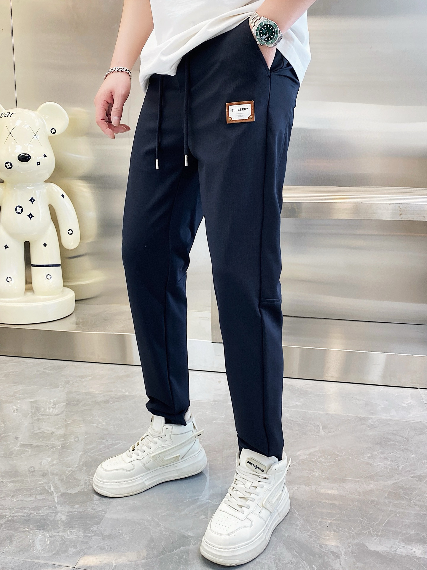 NO:132621,The original item on the official website can wear 220 kilograms Burberry Burberry Simple and fashionable Early spring casual pants, wardrobe elastic pants, straight trousers, trousers, very comfortable to wear, low-key and luxurious, very classy when worn, and there is no need to say much about the trousers style and cutting. The upper body is exquisite and vivid. The truly first-class quality is the real-class casual pants, elastic pants, made of Turkey cotton, and the most famous tannin cloth. The quality is excellent, and the pants are soft after heavy washing!  Straight-footed style, not picky, absolutely stylish, expert design, extremely luxurious. Number of codes: M-4XL, burberry, burberry, alexander wang19860909官网原单货 可穿220斤 巴宝莉Burberry 简约时尚 早春款休闲裤卫裤松紧裤直筒裤长裤身穿着非常舒适 低调不失奢华 穿出去非常有档次,裤型款式和裁剪亦无需多言 上身精致跃然.真正一等一顶级质料 真正殿堂级的休闲裤松紧裤,选用土耳其的棉花 生产出最有名的单宁布 品质卓然,经过重水洗使得裤子很柔软！直脚的版型 不挑人 上身绝对的有型 达人设计 极度奢华.码数:M-4XL,,burberry,burberry,alexander wang,Men's clothing