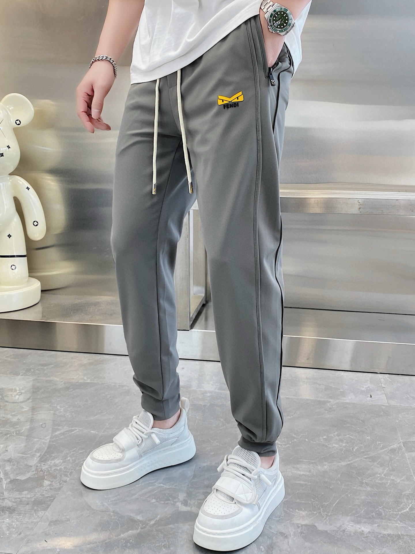 NO:132624,The original item on the official website can wear 220 kilograms Fendi Simple and fashionable Early spring casual pants, wardrobe elastic pants, straight trousers, trousers, very comfortable to wear, low-key and luxurious, very classy when worn, and there is no need to say much about the trousers and cuts. The upper body is exquisite and vivid. The truly first-class quality is the real-class casual pants, elastic pants, made of Turkey cotton, and the most famous tannin cloth. The quality is excellent, and the pants are soft after heavy washing!  Straight-footed style, not picky, absolutely stylish, expert design, extremely luxurious. Number of codes: M-4XL, fendi, fendi, alexander wang19860909官网原单货 可穿220斤 芬迪Fendi 简约时尚 早春款休闲裤卫裤松紧裤直筒裤长裤身穿着非常舒适 低调不失奢华 穿出去非常有档次,裤型款式和裁剪亦无需多言 上身精致跃然.真正一等一顶级质料 真正殿堂级的休闲裤松紧裤,选用土耳其的棉花 生产出最有名的单宁布 品质卓然,经过重水洗使得裤子很柔软！直脚的版型 不挑人 上身绝对的有型 达人设计 极度奢华.码数:M-4XL,,fendi,fendi,alexander wang,Men's clothing