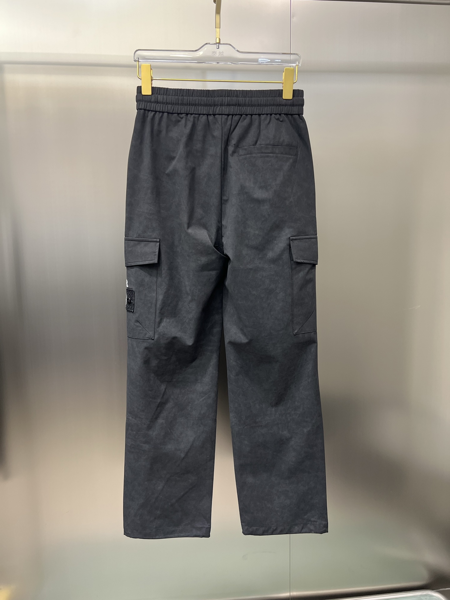 NO:132627,The original official website can wear 220 kilograms Dior Simple and fashionable Early spring casual pants, wardrobe elastic pants, straight trousers, trousers, very comfortable to wear, low-key and luxurious, very classy when worn, trousers style and cutting, and the upper body is exquisite and vivid. Really first-class quality. The truly palace-grade casual pants, elastic pants, are made of Turkey's cotton, produce the most famous tannin cloth. The quality is excellent, and the pants are heavy washing makes the pants very soft!  Straight-footed style, not picky, absolutely stylish, expert design, extremely luxurious. Number of codes: M-4XL,,dior,dior,alexander wang19860909官网原单货 可穿220斤 迪奥Dior 简约时尚 早春款休闲裤卫裤松紧裤直筒裤长裤身穿着非常舒适 低调不失奢华 穿出去非常有档次,裤型款式和裁剪亦无需多言 上身精致跃然.真正一等一顶级质料 真正殿堂级的休闲裤松紧裤,选用土耳其的棉花 生产出最有名的单宁布 品质卓然,经过重水洗使得裤子很柔软！直脚的版型 不挑人 上身绝对的有型 达人设计 极度奢华.码数:M-4XL,,dior,dior,alexander wang,Men's clothing