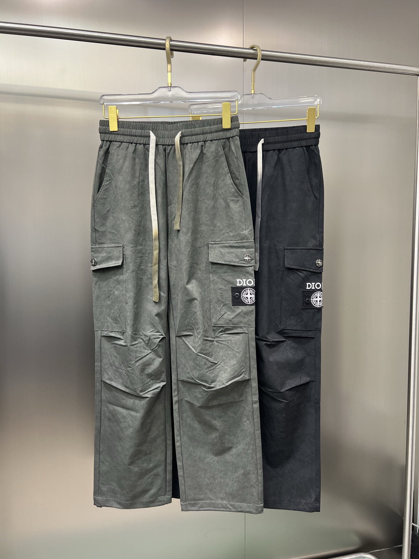 NO:132631,The original official website can wear 220 kilograms Dior Simple and fashionable Early spring casual pants, wardrobe elastic pants, straight trousers, trousers, very comfortable to wear, low-key and luxurious, very classy when worn, trousers style and cutting, and the upper body is exquisite and vivid. Really first-class quality. The truly palace-grade casual pants, elastic pants, are made of Turkey's cotton, produce the most famous tannin cloth. The quality is excellent, and the pants are heavy washing makes the pants very soft!  Straight-footed style, not picky, absolutely stylish, expert design, extremely luxurious. Number of codes: M-4XL,,dior,dior,alexander wang19860909官网原单货 可穿220斤 迪奥Dior 简约时尚 早春款休闲裤卫裤松紧裤直筒裤长裤身穿着非常舒适 低调不失奢华 穿出去非常有档次,裤型款式和裁剪亦无需多言 上身精致跃然.真正一等一顶级质料 真正殿堂级的休闲裤松紧裤,选用土耳其的棉花 生产出最有名的单宁布 品质卓然,经过重水洗使得裤子很柔软！直脚的版型 不挑人 上身绝对的有型 达人设计 极度奢华.码数:M-4XL,,dior,dior,alexander wang,Men's clothing