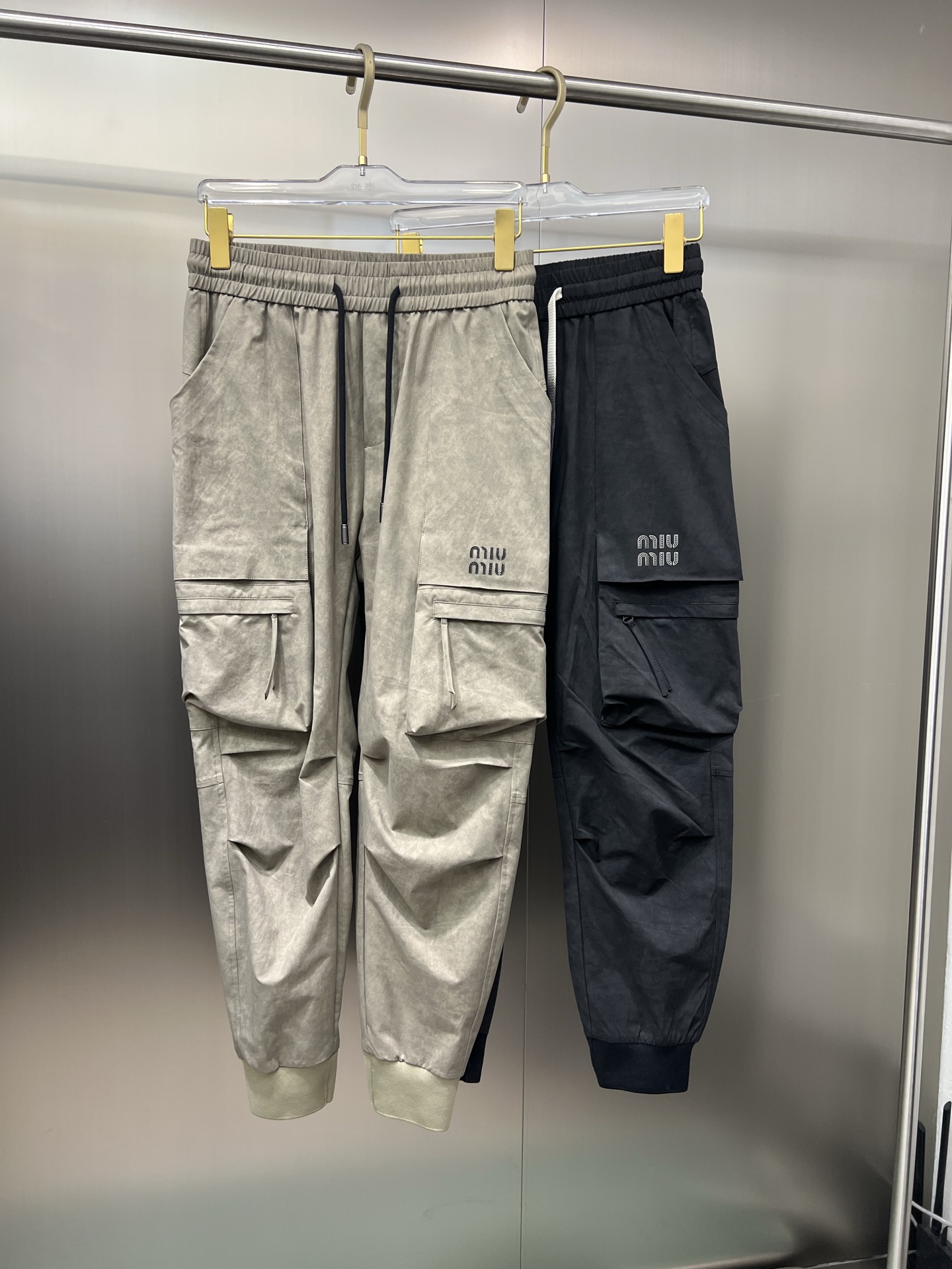 NO:132633,The original official website can wear 220 kilograms. MiuMiuMiu Simple and fashionable. Early spring casual pants, wardrobe elastic pants, straight trousers, trousers, very comfortable to wear, low-key and luxurious, very classy when worn, and there is no need to say much about the style and cutting of the pants. The upper body is exquisite and vivid. The truly first-class quality is the real-class casual pants, elastic pants, and the choice of Turkish cotton to produce the most famous tannin cloth. The quality is excellent, and the pants are soft after heavy washing!  Straight-footed style, not picky, absolutely stylish, expert design, extremely luxurious. Number of codes: M-4XL, miumiu, alexander wang19860909官网原单货 可穿220斤 缪缪MiuMiu 简约时尚 早春款休闲裤卫裤松紧裤直筒裤长裤身穿着非常舒适 低调不失奢华 穿出去非常有档次,裤型款式和裁剪亦无需多言 上身精致跃然.真正一等一顶级质料 真正殿堂级的休闲裤松紧裤,选用土耳其的棉花 生产出最有名的单宁布 品质卓然,经过重水洗使得裤子很柔软！直脚的版型 不挑人 上身绝对的有型 达人设计 极度奢华.码数:M-4XL,,miumiu,alexander wang,Men's clothing