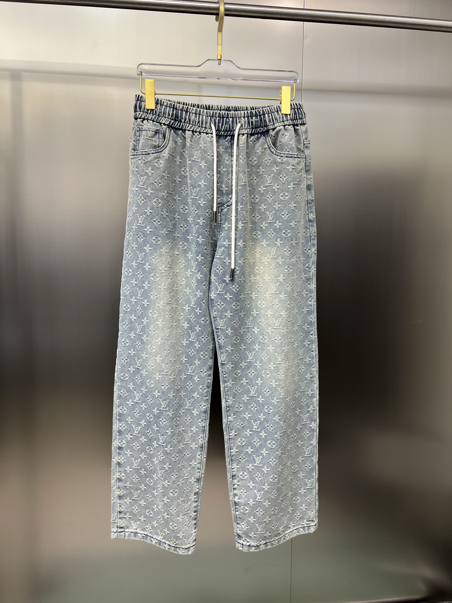 NO:450520,The original order of the official website can wear 220 kilograms. Louis Vuitton Lv is simple and fashionable. Early spring jeans, wardrobe elastic pants, straight trousers, trousers, very comfortable to wear, low-key and luxurious, very classy when worn, and there is no need to say much about the trousers and cuts. The upper body is exquisite and vivid. The truly first-class quality is the real-class casual pants, elastic pants, and the choice of Turkish cotton to produce the most famous tannin cloth. The quality is excellent, and the pants are soft after heavy washing!  Straight-footed style, not picky, absolutely stylish, expert design, extremely luxurious. Number of codes: M-4XL, louis vuitton, louis vuitton, jeans, alexander wang19860909官网原单货 可穿220斤 路易威登Lv简约时尚 早春款牛仔裤卫裤松紧裤直筒裤长裤身穿着非常舒适 低调不失奢华 穿出去非常有档次,裤型款式和裁剪亦无需多言 上身精致跃然.真正一等一顶级质料 真正殿堂级的休闲裤松紧裤,选用土耳其的棉花 生产出最有名的单宁布 品质卓然,经过重水洗使得裤子很柔软！直脚的版型 不挑人 上身绝对的有型 达人设计 极度奢华.码数:M-4XL,,louis vuitton,louis vuitton,jeans,alexander wang,Men's clothing