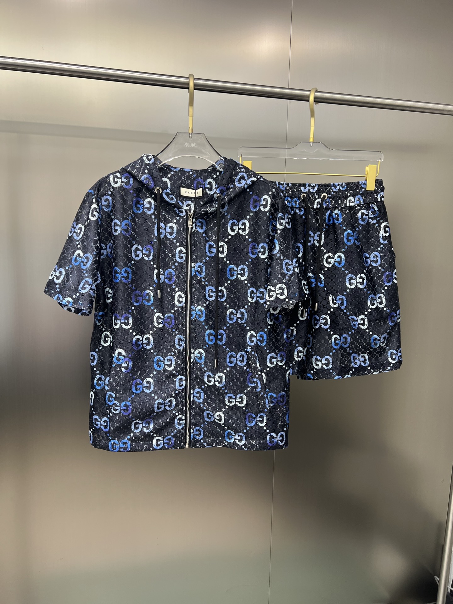 NO:450524,The original order of the official website can wear 200 kilograms Gucci Simple and fashionable Early spring new short-sleeved shorts suits. It is very comfortable to wear, low-key and luxurious. It is very classy when worn, and the pants style and cutting need no more words. The upper body is exquisite and vivid. The truly first-class quality is the real palace-grade casual pants elastic pants, which are made of Turkey cotton, and the most famous tannin cloth is excellent. The quality is excellent, and the pants are soft after heavy washing!  Straight-footed style, not picky, the upper body is absolutely stylish, extremely luxurious. Size: M-3XL (175/130 catties wear M), gucci, shorts, T-shirt, alexander wang19860909官网原单货 可穿200斤 古奇Gucci 简约时尚 早春新款短袖套装短裤套装 身穿着非常舒适 低调不失奢华 穿出去非常有档次,裤型款式和裁剪亦无需多言 上身精致跃然.真正一等一顶级质料 真正殿堂级的休闲裤松紧裤,选用土耳其的棉花 生产出最有名的单宁布 品质卓然,经过重水洗使得裤子很柔软！直脚的版型 不挑人 上身绝对的有型 极度奢华.码数:M-3XL（175/130斤穿M）,,gucci,shorts,T-shirt,alexander wang,Men's clothing