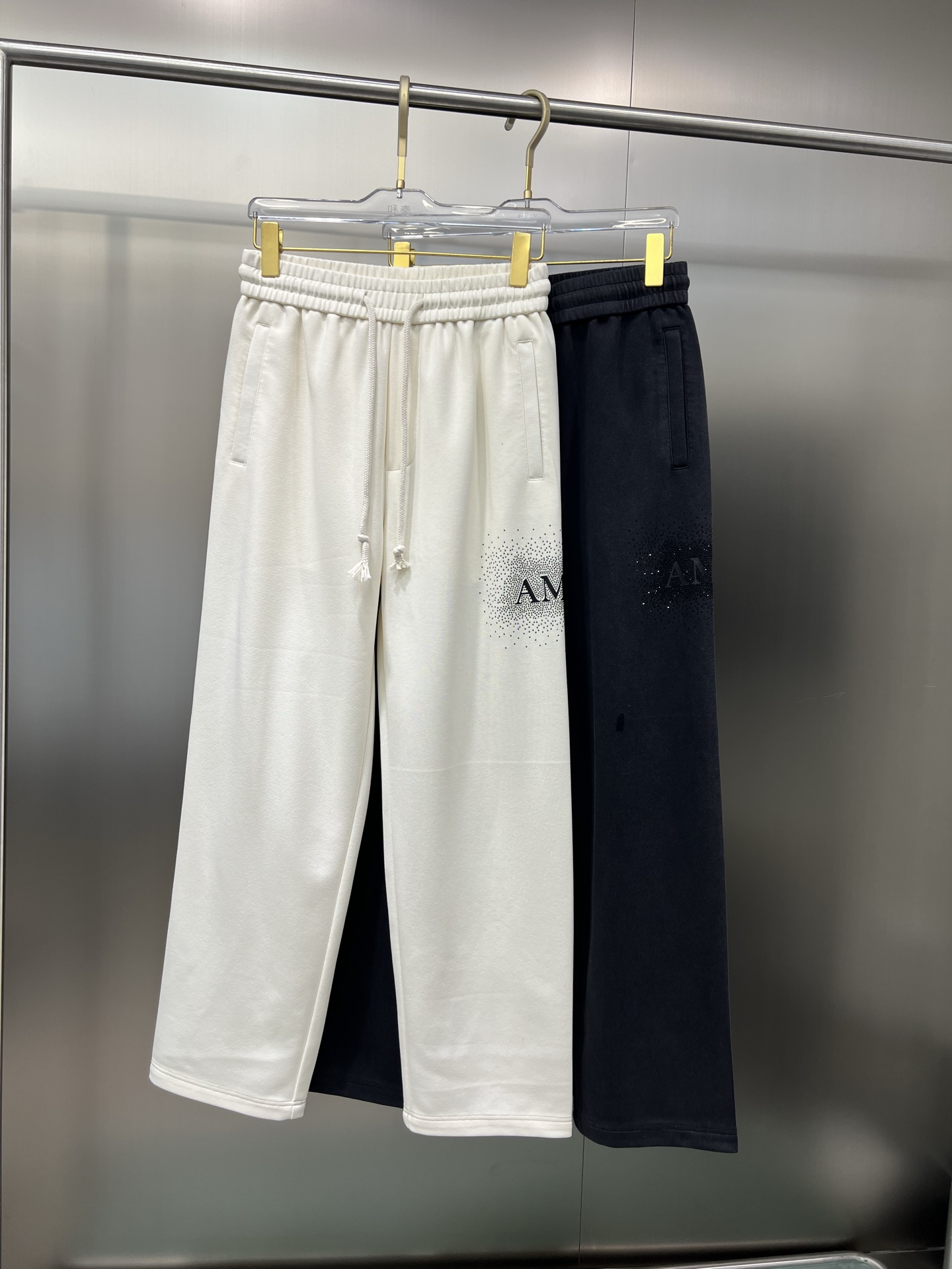 NO:129520,The original official website can wear 220 kilograms. Emir AMIRI Simple and fashionable. Early spring casual pants, wardrobe elastic pants, straight trousers, trousers, very comfortable to wear, low-key and luxurious, very classy when worn, and there is no need to say much about the trousers and cuts. The upper body is exquisite and vivid. The truly first-class quality is the real-class casual pants, elastic pants, is made of Turkey's cotton, and produces the most famous tannin cloth. The quality is excellent, and the pants are soft after heavy washing!  Straight-footed style, not picky, absolutely stylish, expert design, extremely luxurious. Number of sizes: M-4XL, amiri, alexander wang19860909官网原单货 可穿220斤 埃米尔AMIRI 简约时尚 早春款休闲裤卫裤松紧裤直筒裤长裤身穿着非常舒适 低调不失奢华 穿出去非常有档次,裤型款式和裁剪亦无需多言 上身精致跃然.真正一等一顶级质料 真正殿堂级的休闲裤松紧裤,选用土耳其的棉花 生产出最有名的单宁布 品质卓然,经过重水洗使得裤子很柔软！直脚的版型 不挑人 上身绝对的有型 达人设计 极度奢华.码数:M-4XL,,amiri,alexander wang,Men's clothing