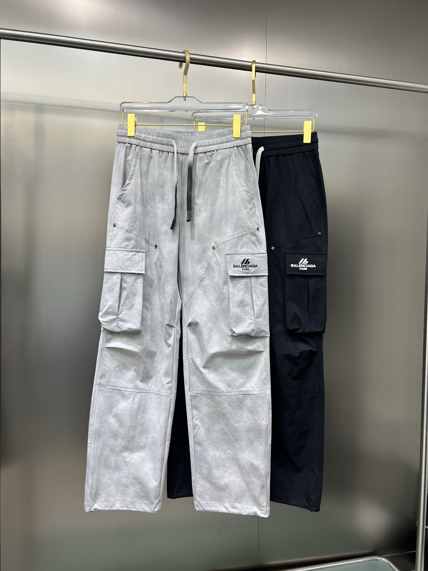 NO:129510,The original official website can wear 220 kilograms Balenciaga simple and fashionable early spring casual pants, wardrobe elastic pants, straight trousers, trousers, very comfortable to wear, low-key and luxurious, very classy when worn, trousers, trousers and cuts, and the upper body is exquisite and vivid. Really first-class quality. The truly palace-grade casual pants, elastic pants, are made of Turkish cotton, produce the most famous tannin cloth. The quality is excellent, and the pants are heavy washed to make the pants very soft!  Straight-footed style, not picky, absolutely stylish, expert design, extremely luxurious. Number of codes: M-4XL, balenciaga, balenciaga, alexander wang19860909官网原单货 可穿220斤 巴黎世家Balenciaga 简约时尚 早春款休闲裤卫裤松紧裤直筒裤长裤身穿着非常舒适 低调不失奢华 穿出去非常有档次,裤型款式和裁剪亦无需多言 上身精致跃然.真正一等一顶级质料 真正殿堂级的休闲裤松紧裤,选用土耳其的棉花 生产出最有名的单宁布 品质卓然,经过重水洗使得裤子很柔软！直脚的版型 不挑人 上身绝对的有型 达人设计 极度奢华.码数:M-4XL,,balenciaga,balenciaga,alexander wang,Men's clothing