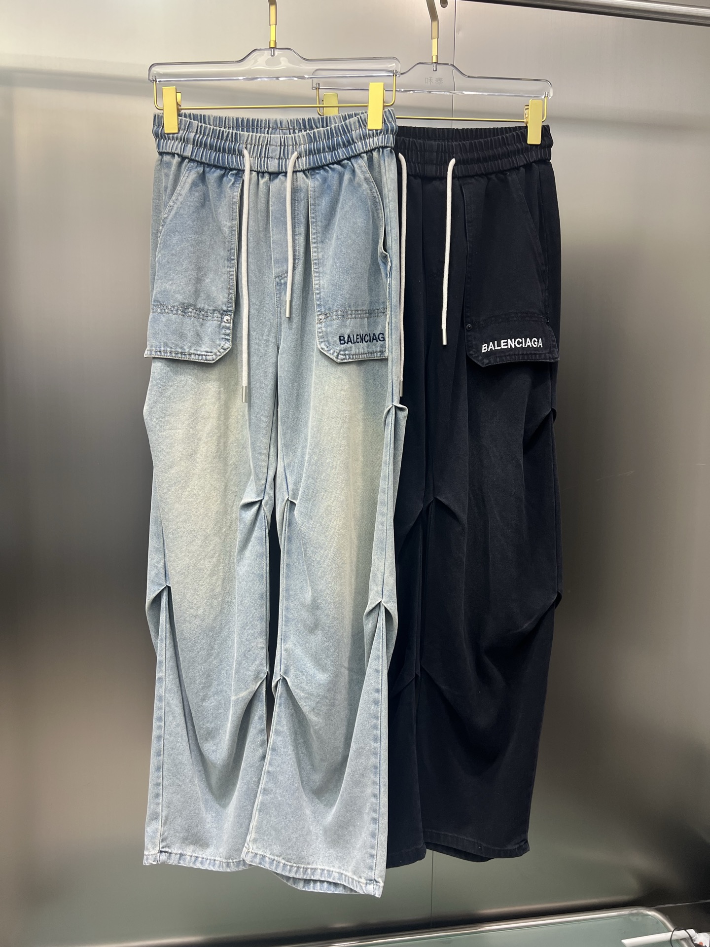 NO:129516,The original official website can wear 220 kilograms Balenciaga simple and fashionable early spring jeans casual pants denim sweatpants elastic pants straight trousers trousers very comfortable to wear, low-key and luxurious, very classy when worn, and there is no need to say much about the trousers style and cutting. The upper body is exquisite and vivid. The truly first-class quality is the real-class casual pants elastic pants, which are made of Turkey cotton, and produce the most famous tannin cloth. The quality is excellent, and the pants are heavy washed to make the pants very soft!  Straight-footed style, not picky, absolutely stylish, expert design, extremely luxurious. Number of codes: M-4XL, balenciaga, balenciaga, jeans, alexander wang19860909官网原单货 可穿220斤 巴黎世家Balenciaga 简约时尚 早春款牛仔裤休闲裤牛仔卫裤松紧裤直筒裤长裤身穿着非常舒适 低调不失奢华 穿出去非常有档次,裤型款式和裁剪亦无需多言 上身精致跃然.真正一等一顶级质料 真正殿堂级的休闲裤松紧裤,选用土耳其的棉花 生产出最有名的单宁布 品质卓然,经过重水洗使得裤子很柔软！直脚的版型 不挑人 上身绝对的有型 达人设计 极度奢华.码数:M-4XL,,balenciaga,balenciaga,jeans,alexander wang,Men's clothing