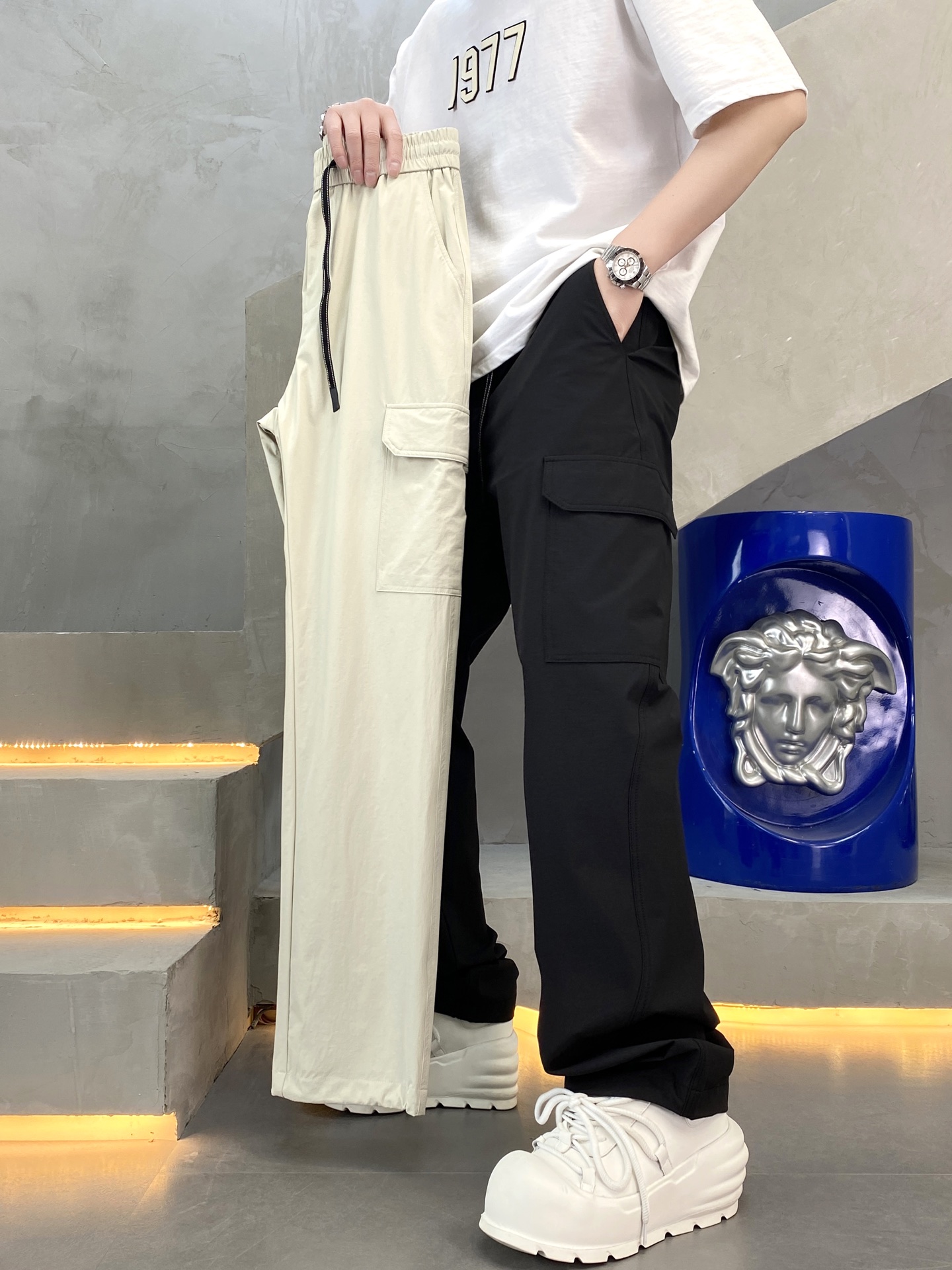 NO:129504,The original official website can wear 220 kilograms. Dolce & Gabbana DG. Simple and fashionable. Early spring casual pants, wardrobe elastic pants, straight trousers, trousers, very comfortable to wear, low-key and luxurious, very classy when worn, and there is no need to say much about the trousers and cuts. The upper body is exquisite and vivid. The truly first-class quality is the real-class casual pants, elastic pants, and the choice of Turkish cotton to produce the most famous tannin cloth. The quality is excellent, and the pants are soft after heavy washing!  Straight-footed style, not picky, absolutely stylish, expert design, extremely luxurious. Number of codes: M-4XL, Dolce & Gabbana, Dolce & Gabbana, alexander wang19860909官网原单货 可穿220斤 杜嘉班纳DG 简约时尚 早春款休闲裤卫裤松紧裤直筒裤长裤身穿着非常舒适 低调不失奢华 穿出去非常有档次,裤型款式和裁剪亦无需多言 上身精致跃然.真正一等一顶级质料 真正殿堂级的休闲裤松紧裤,选用土耳其的棉花 生产出最有名的单宁布 品质卓然,经过重水洗使得裤子很柔软！直脚的版型 不挑人 上身绝对的有型 达人设计 极度奢华.码数:M-4XL,,Dolce&Gabbana,Dolce&Gabbana,alexander wang,Men's clothing