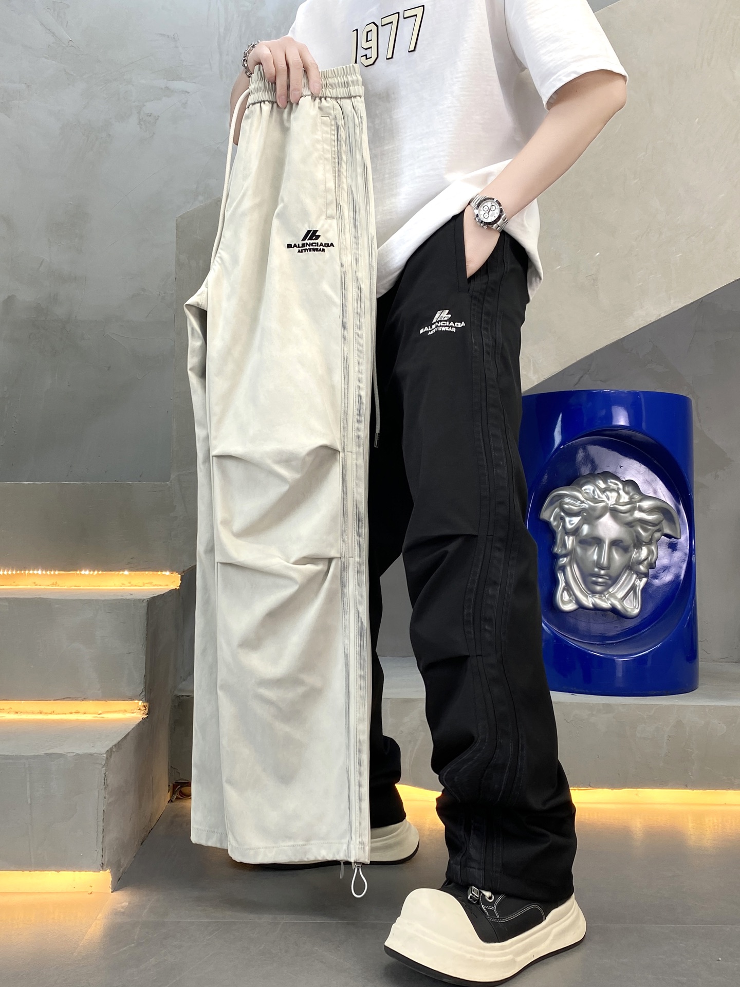 NO:129498,The original official website can wear 220 kilograms Balenciaga simple and fashionable early spring casual pants, wardrobe elastic pants, straight trousers, trousers, very comfortable to wear, low-key and luxurious, very classy when worn, trousers, trousers and cuts, and the upper body is exquisite and vivid. Really first-class quality. The truly palace-grade casual pants, elastic pants, are made of Turkish cotton, produce the most famous tannin cloth. The quality is excellent, and the pants are heavy washed to make the pants very soft!  Straight-footed style, not picky, absolutely stylish, expert design, extremely luxurious. Number of codes: M-4XL, balenciaga, balenciaga, alexander wang19860909官网原单货 可穿220斤 巴黎世家Balenciaga 简约时尚 早春款休闲裤卫裤松紧裤直筒裤长裤身穿着非常舒适 低调不失奢华 穿出去非常有档次,裤型款式和裁剪亦无需多言 上身精致跃然.真正一等一顶级质料 真正殿堂级的休闲裤松紧裤,选用土耳其的棉花 生产出最有名的单宁布 品质卓然,经过重水洗使得裤子很柔软！直脚的版型 不挑人 上身绝对的有型 达人设计 极度奢华.码数:M-4XL,,balenciaga,balenciaga,alexander wang,Men's clothing