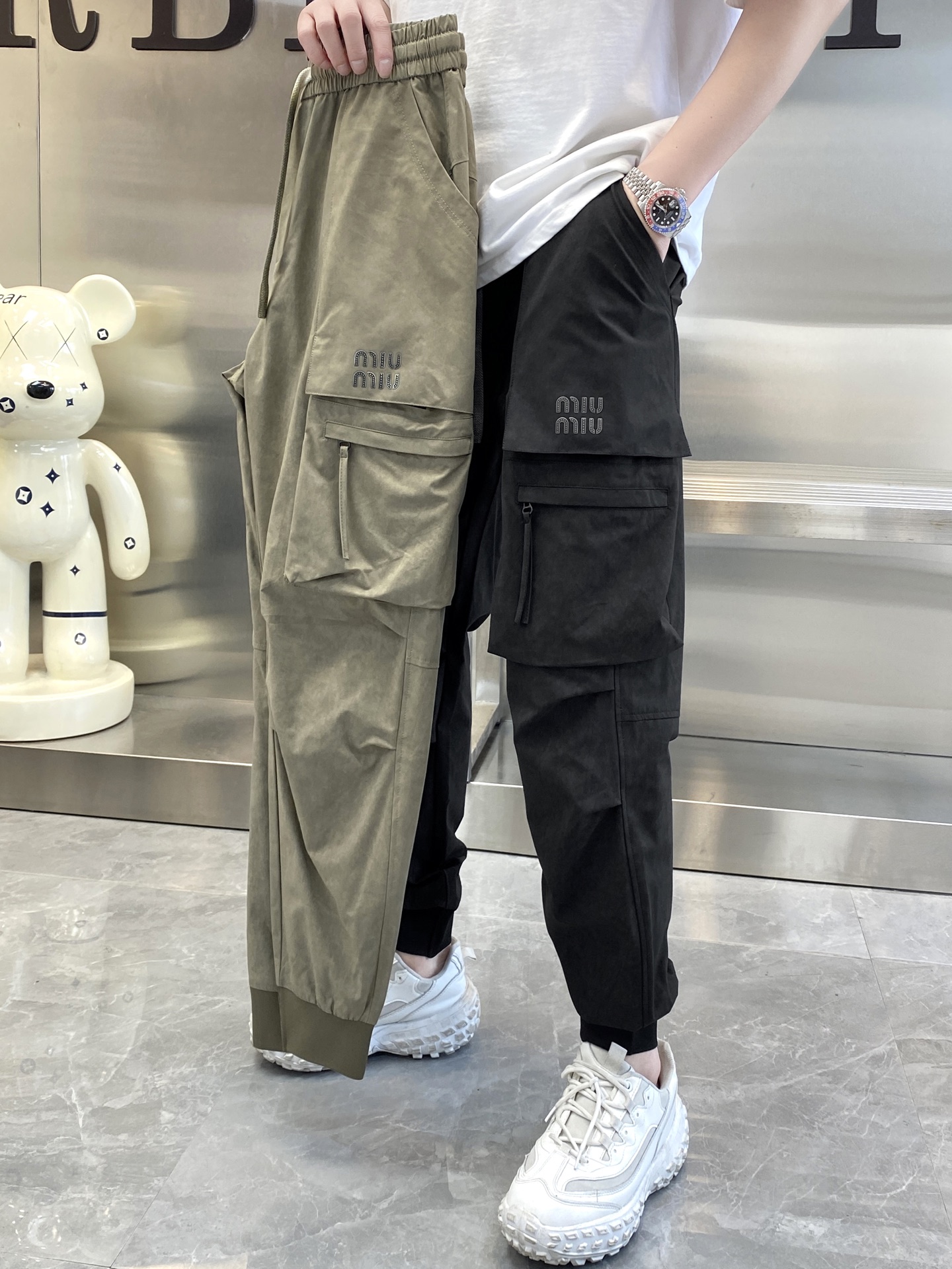 NO:129492,The original official website can wear 220 kilograms. MiuMiuMiu Simple and fashionable. Early spring casual pants, wardrobe elastic pants, straight trousers, trousers, very comfortable to wear, low-key and luxurious, very classy when worn, and there is no need to say much about the style and cutting of the pants. The upper body is exquisite and vivid. The truly first-class quality is the real-class casual pants, elastic pants, and the choice of Turkish cotton to produce the most famous tannin cloth. The quality is excellent, and the pants are soft after heavy washing!  Straight-footed style, not picky, absolutely stylish, expert design, extremely luxurious. Number of codes: M-4XL, miumiu, alexander wang19860909官网原单货 可穿220斤 缪缪MiuMiu 简约时尚 早春款休闲裤卫裤松紧裤直筒裤长裤身穿着非常舒适 低调不失奢华 穿出去非常有档次,裤型款式和裁剪亦无需多言 上身精致跃然.真正一等一顶级质料 真正殿堂级的休闲裤松紧裤,选用土耳其的棉花 生产出最有名的单宁布 品质卓然,经过重水洗使得裤子很柔软！直脚的版型 不挑人 上身绝对的有型 达人设计 极度奢华.码数:M-4XL,,miumiu,alexander wang,Men's clothing