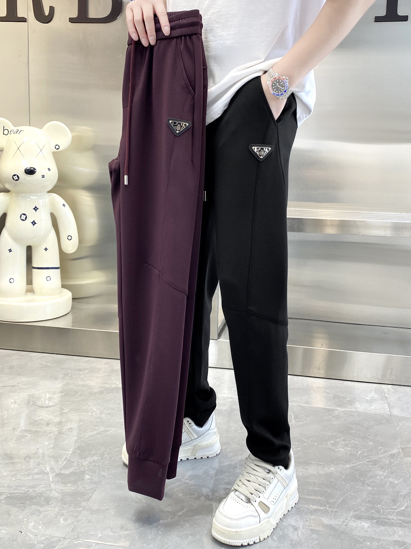 NO:129486,The original official website can wear 220 kilograms Prada Prada Simple and fashionable Early spring casual pants, wardrobe elastic pants, straight trousers, trousers, very comfortable to wear, low-key and luxurious, very classy when worn, trousers style and cutting, and the upper body is exquisite and vivid. The truly first-class quality is the real-class casual pants elastic pants, which are made of Turkey's cotton, produce the most famous tannin cloth. The quality is excellent, and the pants are heavy washed to make the pants very soft!  Straight-footed style, not picky, absolutely stylish, expert design, extremely luxurious. Number of codes: M-4XL, prada, prada, alexander wang19860909官网原单货 可穿220斤 普拉达Prada 简约时尚 早春款休闲裤卫裤松紧裤直筒裤长裤身穿着非常舒适 低调不失奢华 穿出去非常有档次,裤型款式和裁剪亦无需多言 上身精致跃然.真正一等一顶级质料 真正殿堂级的休闲裤松紧裤,选用土耳其的棉花 生产出最有名的单宁布 品质卓然,经过重水洗使得裤子很柔软！直脚的版型 不挑人 上身绝对的有型 达人设计 极度奢华.码数:M-4XL,,prada,prada,alexander wang,Men's clothing