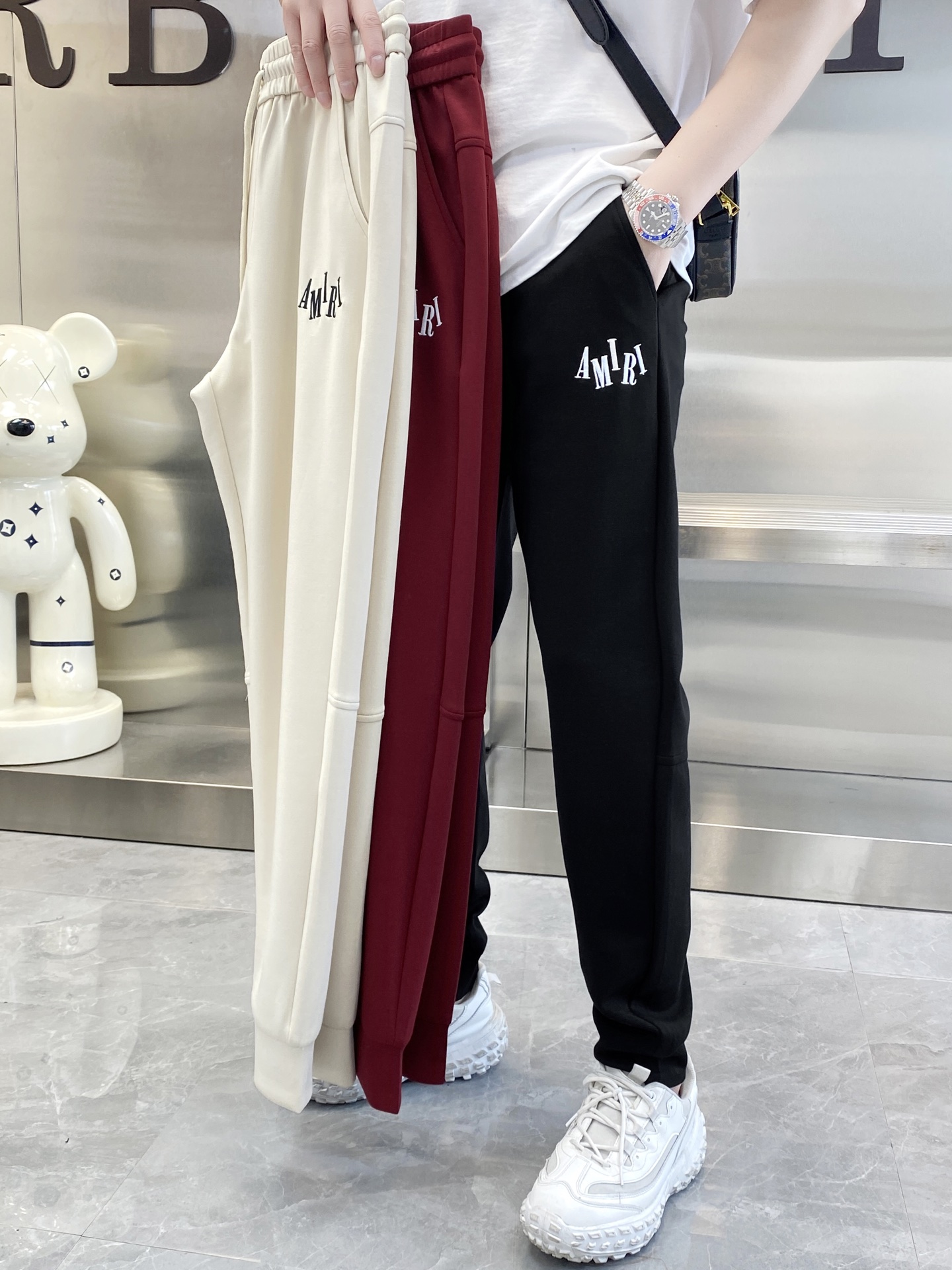 NO:129621,The original official website can wear 220 kilograms. Emir AMIRI Simple and fashionable. Early spring casual pants, wardrobe elastic pants, straight trousers, trousers, very comfortable to wear, low-key and luxurious, very classy when worn, and there is no need to say much about the trousers and cuts. The upper body is exquisite and vivid. The truly first-class quality is the real-class casual pants, elastic pants, is made of Turkey's cotton, and produces the most famous tannin cloth. The quality is excellent, and the pants are soft after heavy washing!  Straight-footed style, not picky, absolutely stylish, expert design, extremely luxurious. Number of sizes: M-4XL, amiri, alexander wang19860909官网原单货 可穿220斤 埃米尔AMIRI 简约时尚 早春款休闲裤卫裤松紧裤直筒裤长裤身穿着非常舒适 低调不失奢华 穿出去非常有档次,裤型款式和裁剪亦无需多言 上身精致跃然.真正一等一顶级质料 真正殿堂级的休闲裤松紧裤,选用土耳其的棉花 生产出最有名的单宁布 品质卓然,经过重水洗使得裤子很柔软！直脚的版型 不挑人 上身绝对的有型 达人设计 极度奢华.码数:M-4XL,,amiri,alexander wang,Men's clothing