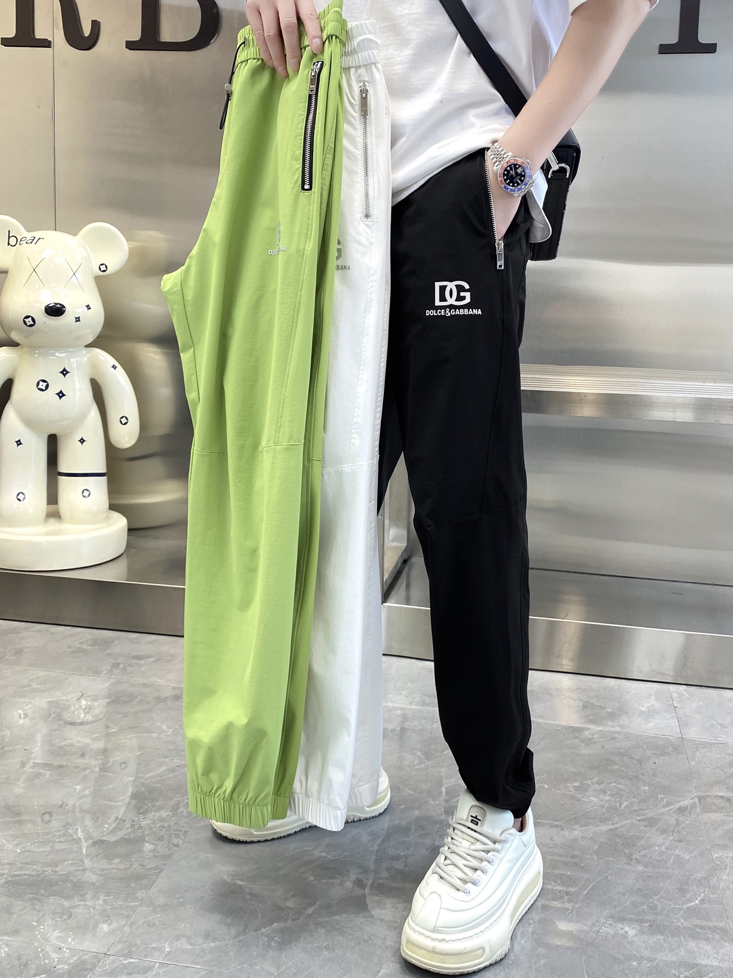 NO:129619,The original official website can wear 220 kilograms. Dolce & Gabbana DG. Simple and fashionable. Early spring casual pants, wardrobe elastic pants, straight trousers, trousers, very comfortable to wear, low-key and luxurious, very classy when worn, and there is no need to say much about the trousers and cuts. The upper body is exquisite and vivid. The truly first-class quality is the real-class casual pants, elastic pants, and the choice of Turkish cotton to produce the most famous tannin cloth. The quality is excellent, and the pants are soft after heavy washing!  Straight-footed style, not picky, absolutely stylish, expert design, extremely luxurious. Number of codes: M-4XL, Dolce & Gabbana, Dolce & Gabbana, alexander wang19860909官网原单货 可穿220斤 杜嘉班纳DG 简约时尚 早春款休闲裤卫裤松紧裤直筒裤长裤身穿着非常舒适 低调不失奢华 穿出去非常有档次,裤型款式和裁剪亦无需多言 上身精致跃然.真正一等一顶级质料 真正殿堂级的休闲裤松紧裤,选用土耳其的棉花 生产出最有名的单宁布 品质卓然,经过重水洗使得裤子很柔软！直脚的版型 不挑人 上身绝对的有型 达人设计 极度奢华.码数:M-4XL,,Dolce&Gabbana,Dolce&Gabbana,alexander wang,Men's clothing