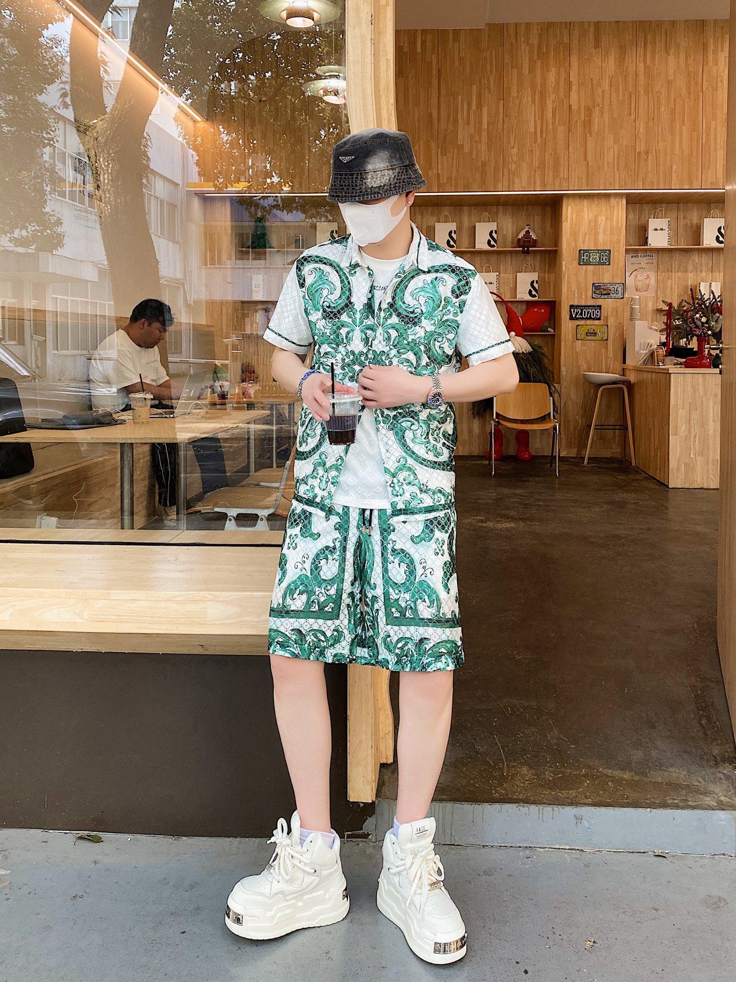 NO:130971,The original order of the official website can wear 200 kilograms. Dolce & Gabbana DG. Simple and fashionable. The new quick-drying suit, short-sleeved suit, shorts suit, very comfortable to wear, low-key and luxurious. It is very classy when worn, and there is no need to say much about the trouser style and cutting. The upper body is exquisite and vivid. The truly first-class quality is the real palace-grade casual pants, elastic pants, made of Turkey cotton, and the most famous tannin cloth. The quality is excellent, and the pants are soft after heavy washing!  Straight-footed style, not picky, the upper body is absolutely stylish, extremely luxurious. Size: M-3XL (175/130 catties wear M), Dolce&Gabbana, Dolce&Gabbana, shorts, T-shirt, alexander wang19860909官网原单货 可穿200斤 杜嘉班纳DG 简约时尚 早春新款速干套装短袖套装短裤套装 身穿着非常舒适 低调不失奢华 穿出去非常有档次,裤型款式和裁剪亦无需多言 上身精致跃然.真正一等一顶级质料 真正殿堂级的休闲裤松紧裤,选用土耳其的棉花 生产出最有名的单宁布 品质卓然,经过重水洗使得裤子很柔软！直脚的版型 不挑人 上身绝对的有型 极度奢华.码数:M-3XL（175/130斤穿M）,,Dolce&Gabbana,Dolce&Gabbana,shorts,T-shirt,alexander wang,Men's clothing