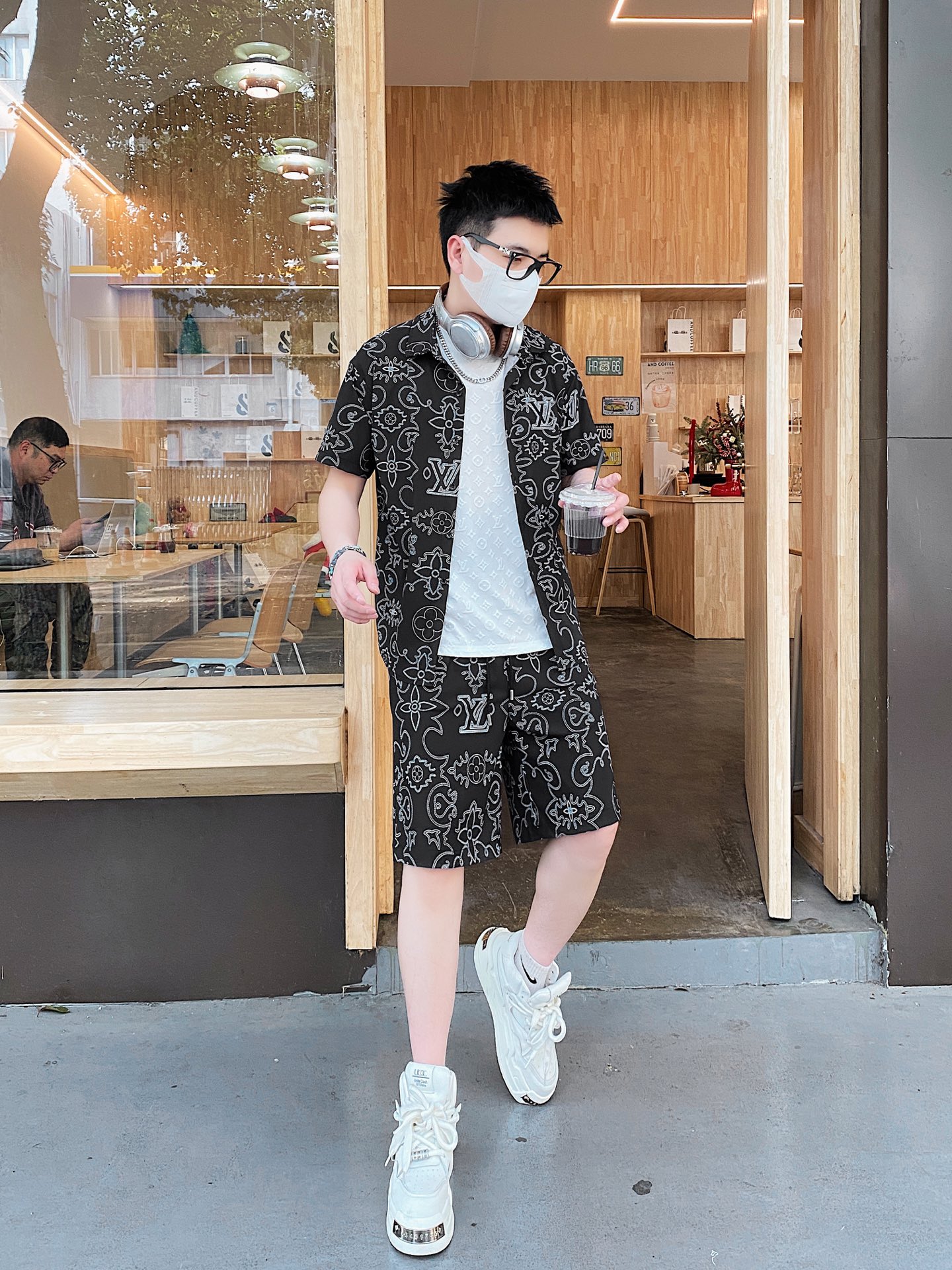 NO:130967,The official website original item can wear 200 kilograms Louis Vuitton Lv Simple and fashionable Early spring new quick-drying suit short sleeve shorts suit shorts suit. It is very comfortable to wear, low-key and luxurious. It is very classy when worn, and the pants style and cutting need no more words. The upper body is exquisite and vivid. The truly first-class quality is the real palace-grade casual pants elastic pants, which are made of Turkey cotton, and produce the most famous tannin cloth. The quality is excellent, and the pants are soft after heavy washing!  Straight-footed style, not picky, the upper body is absolutely stylish, extremely luxurious. Size: M-3XL (175/130 catties wear M), louis vuitton, louis vuitton, shorts, T-shirt, alexander wang19860909官网原单货 可穿200斤 路易威登Lv 简约时尚 早春新款速干套装短袖套装短裤套装 身穿着非常舒适 低调不失奢华 穿出去非常有档次,裤型款式和裁剪亦无需多言 上身精致跃然.真正一等一顶级质料 真正殿堂级的休闲裤松紧裤,选用土耳其的棉花 生产出最有名的单宁布 品质卓然,经过重水洗使得裤子很柔软！直脚的版型 不挑人 上身绝对的有型 极度奢华.码数:M-3XL（175/130斤穿M）,,louis vuitton,louis vuitton,shorts,T-shirt,alexander wang,Men's clothing