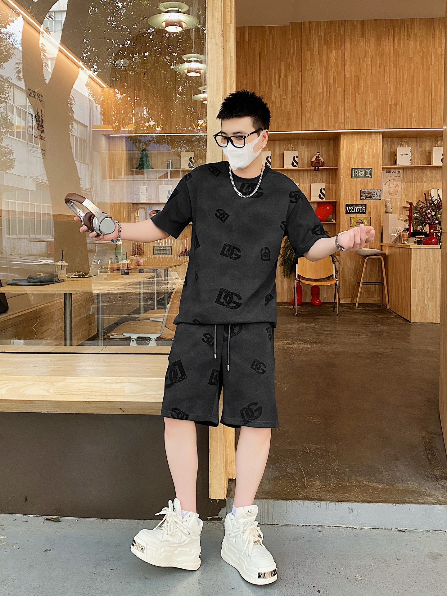 NO:130965,The original order of the official website can wear 200 kilograms. Dolce & Gabbana DG. Simple and fashionable. New early spring suit short-sleeved suit shorts suit. Very comfortable to wear, low-key and luxurious. It is very classy when worn. There is no need to say much about the trouser style and cutting. The upper body is exquisite and vivid. The truly first-class quality is the real palace-grade casual pants elastic pants, which are made of Turkey's cotton and produce the most famous tannin cloth. The quality is excellent, and the pants are soft after heavy washing!  Straight-footed style, not picky, the upper body is absolutely stylish, extremely luxurious. Size: M-3XL (175/130 catties wear M), Dolce&Gabbana, Dolce&Gabbana, shorts, T-shirt, alexander wang19860909官网原单货 可穿200斤 杜嘉班纳DG 简约时尚 早春新款套装短袖套装短裤套装 身穿着非常舒适 低调不失奢华 穿出去非常有档次,裤型款式和裁剪亦无需多言 上身精致跃然.真正一等一顶级质料 真正殿堂级的休闲裤松紧裤,选用土耳其的棉花 生产出最有名的单宁布 品质卓然,经过重水洗使得裤子很柔软！直脚的版型 不挑人 上身绝对的有型 极度奢华.码数:M-3XL（175/130斤穿M）,,Dolce&Gabbana,Dolce&Gabbana,shorts,T-shirt,alexander wang,Men's clothing