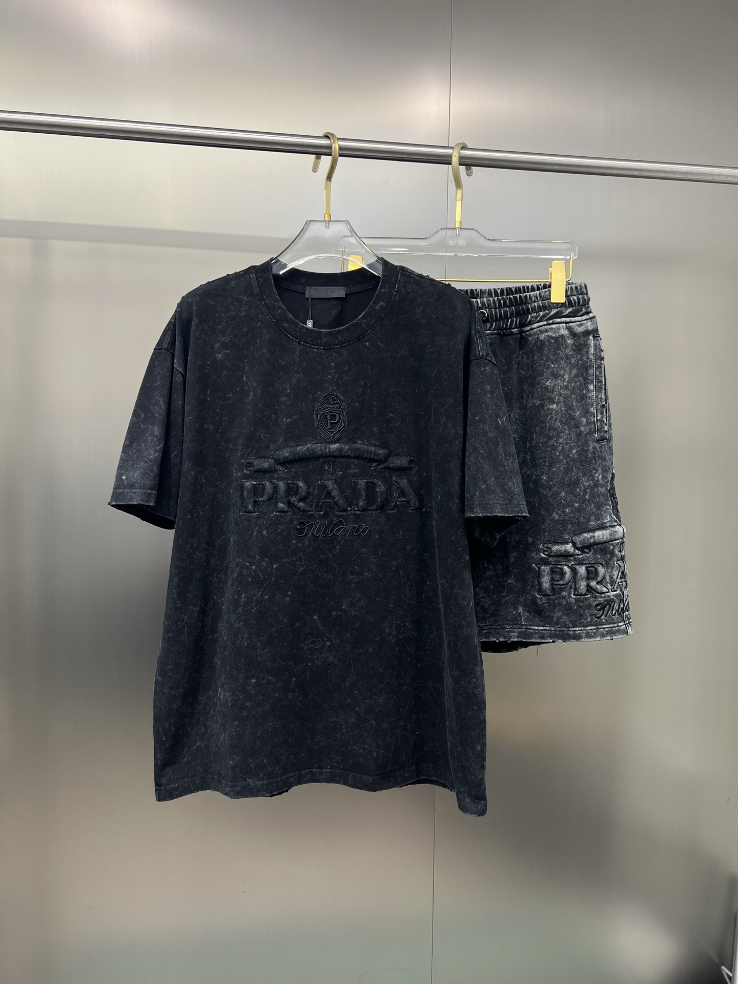 NO:138201,The original order of the official website can wear 220 kilograms Prada Prada Simple and fashionable Summer new summer suit Short sleeve suit Shorts suit Very comfortable to wear, low-key and luxurious, very classy when worn, no need to say much about the trouser style and cutting, the upper body is exquisite and vivid. The truly first-class quality is the real palace-grade casual pants elastic pants, which are made of Turkey cotton, and produce the most famous tannin cloth. The quality is excellent, and the pants are soft after heavy washing!  Straight-footed style, not picky, the upper body is absolutely stylish, extremely luxurious. Number of sizes: M-3XL (175/130 catties wear M), prada, prada, shorts, T-shirt, alexander wang19860909官网原单货 可穿220斤 普拉达Prada 简约时尚 夏季夏款新款套装短袖套装短裤套装 身穿着非常舒适 低调不失奢华 穿出去非常有档次,裤型款式和裁剪亦无需多言 上身精致跃然.真正一等一顶级质料 真正殿堂级的休闲裤松紧裤,选用土耳其的棉花 生产出最有名的单宁布 品质卓然,经过重水洗使得裤子很柔软！直脚的版型 不挑人 上身绝对的有型 极度奢华.码数:M-3XL（175/130斤穿M）,,prada,prada,shorts,T-shirt,alexander wang,Men's clothing