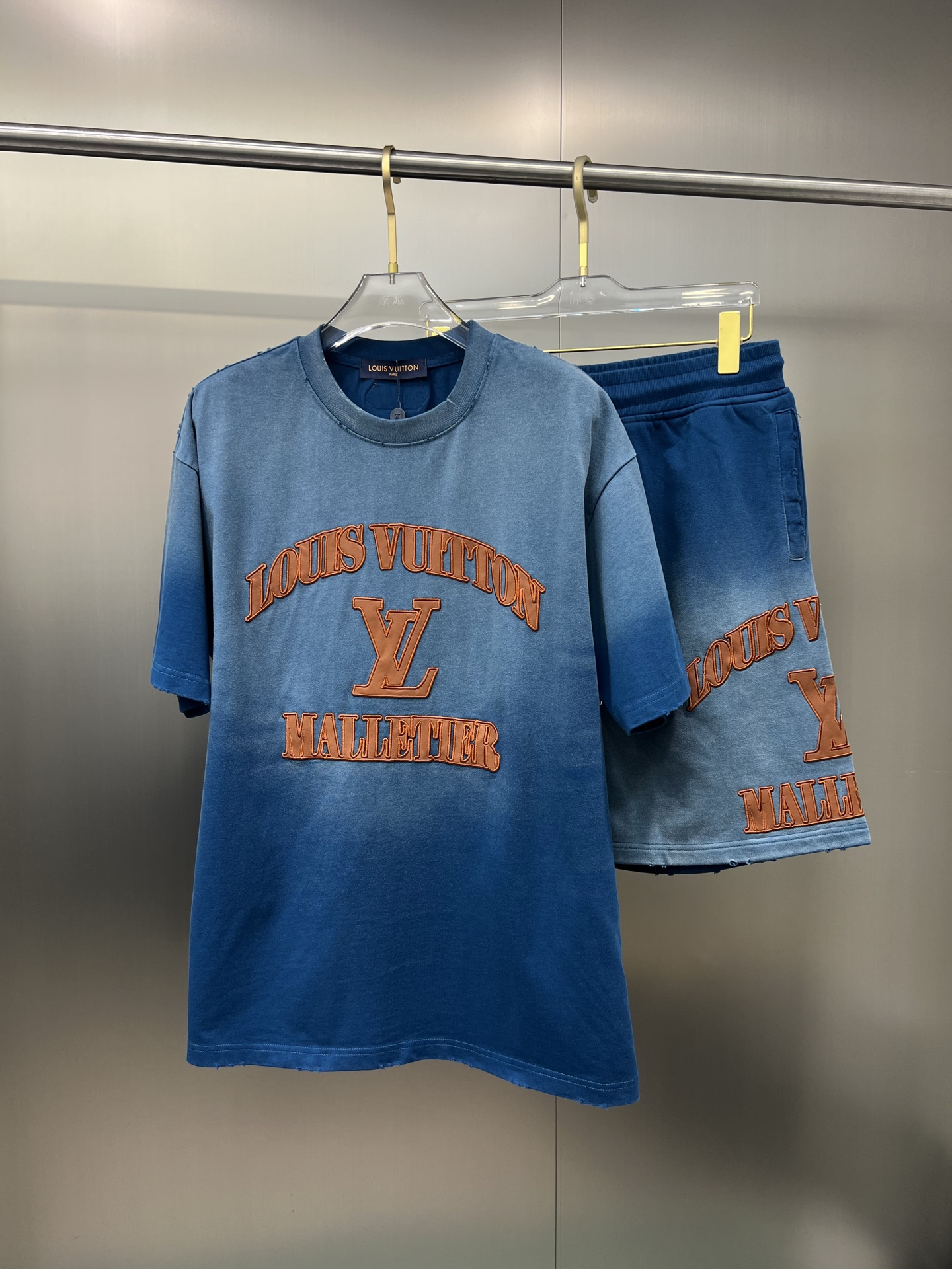 NO:138208,The official website original item can wear 220 kilograms Louis Vuitton Lv Simple and fashionable Summer new summer suit Short sleeve suit Shorts suit Very comfortable to wear, low-key and luxurious, very classy when worn, no need to say much about the trouser style and cutting, the upper body is exquisite and vivid. The truly first-class quality is the real palace-grade casual pants elastic pants, which are made of Turkey cotton, and produce the most famous tannin cloth. The quality is excellent, and the pants are heavy washing makes the pants very soft!  Straight-footed style, not picky, the upper body is absolutely stylish, extremely luxurious. Size: M-3XL (175/130 catties wear M), louis vuitton, louis vuitton, shorts, T-shirt, alexander wang19860909官网原单货 可穿220斤 路易威登Lv 简约时尚 夏季夏款新款套装短袖套装短裤套装 身穿着非常舒适 低调不失奢华 穿出去非常有档次,裤型款式和裁剪亦无需多言 上身精致跃然.真正一等一顶级质料 真正殿堂级的休闲裤松紧裤,选用土耳其的棉花 生产出最有名的单宁布 品质卓然,经过重水洗使得裤子很柔软！直脚的版型 不挑人 上身绝对的有型 极度奢华.码数:M-3XL（175/130斤穿M）,,louis vuitton,louis vuitton,shorts,T-shirt,alexander wang,Men's clothing