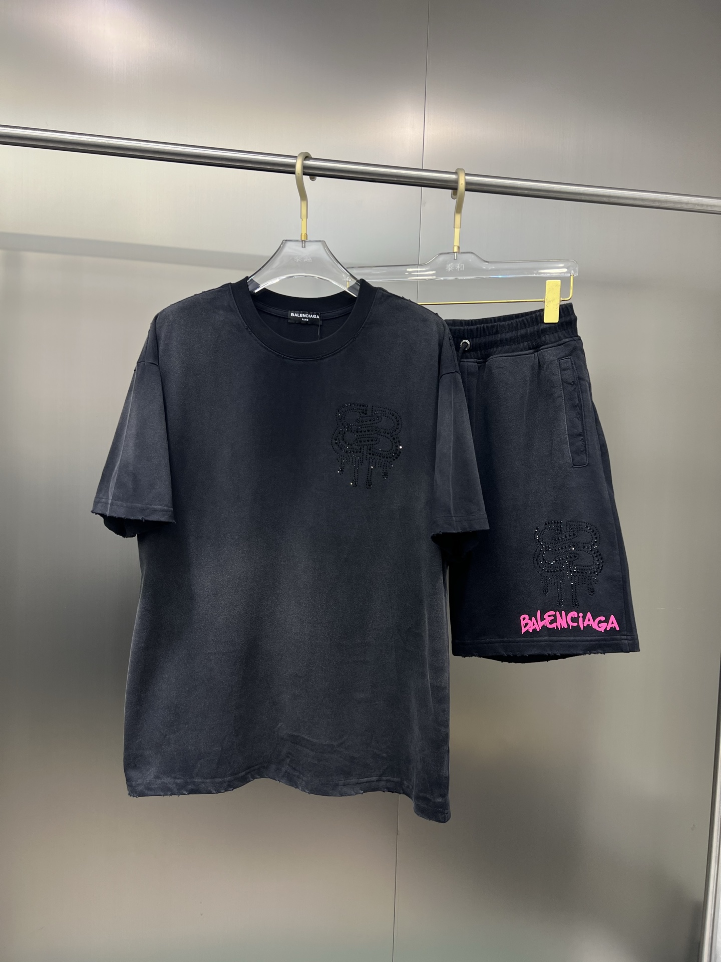 NO:138216,The original order of the official website can wear 220 kilograms Balenciaga simple and fashionable summer new summer suit short sleeve shorts suit shorts suit very comfortable to wear, low-key and luxurious, very classy when worn, and there is no need to say much about the trouser style and cutting. The upper body is exquisite and vivid. The truly first-class quality is the real palace-grade casual pants elastic pants, which are made of Turkey cotton, and produce the most famous tannin cloth. The quality is excellent, and the pants are heavy washing makes the pants very soft!  Straight-footed style, not picky, the upper body is absolutely stylish, extremely luxurious. Number of sizes: M-3XL (175/130 catties wear M), balenciaga, balenciaga, shorts, T-shirt, alexander wang19860909官网原单货 可穿220斤 巴黎世家Balenciaga 简约时尚 夏季夏款新款套装短袖套装短裤套装 身穿着非常舒适 低调不失奢华 穿出去非常有档次,裤型款式和裁剪亦无需多言 上身精致跃然.真正一等一顶级质料 真正殿堂级的休闲裤松紧裤,选用土耳其的棉花 生产出最有名的单宁布 品质卓然,经过重水洗使得裤子很柔软！直脚的版型 不挑人 上身绝对的有型 极度奢华.码数:M-3XL（175/130斤穿M）,,balenciaga,balenciaga,shorts,T-shirt,alexander wang,Men's clothing