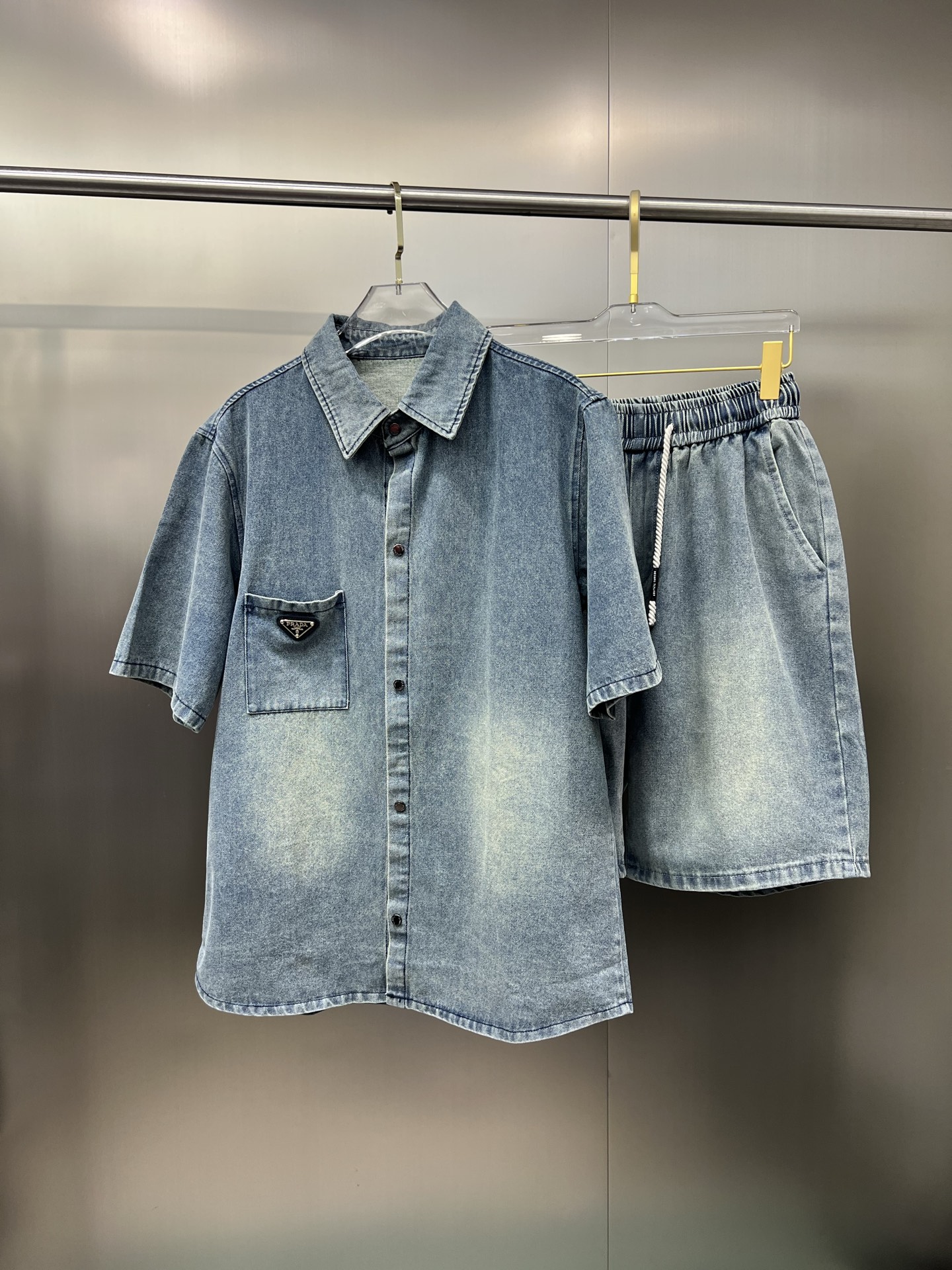 NO:138247,The original order of the official website can wear 220 kilograms Prada Prada Simple and fashionable Summer new summer suit Short sleeve suit Shorts suit Very comfortable to wear, low-key and luxurious, very classy when worn, no need to say much about the trouser style and cutting, the upper body is exquisite and vivid. The truly first-class quality is the real palace-grade casual pants elastic pants, which are made of Turkey cotton, and produce the most famous tannin cloth. The quality is excellent, and the pants are soft after heavy washing!  Straight-footed style, not picky, the upper body is absolutely stylish, extremely luxurious. Number of sizes: M-3XL (175/130 catties wear M), prada, prada, shorts, T-shirt, alexander wang19860909官网原单货 可穿220斤 普拉达Prada 简约时尚 夏季夏款新款套装短袖套装短裤套装 身穿着非常舒适 低调不失奢华 穿出去非常有档次,裤型款式和裁剪亦无需多言 上身精致跃然.真正一等一顶级质料 真正殿堂级的休闲裤松紧裤,选用土耳其的棉花 生产出最有名的单宁布 品质卓然,经过重水洗使得裤子很柔软！直脚的版型 不挑人 上身绝对的有型 极度奢华.码数:M-3XL（175/130斤穿M）,,prada,prada,shorts,T-shirt,alexander wang,Men's clothing