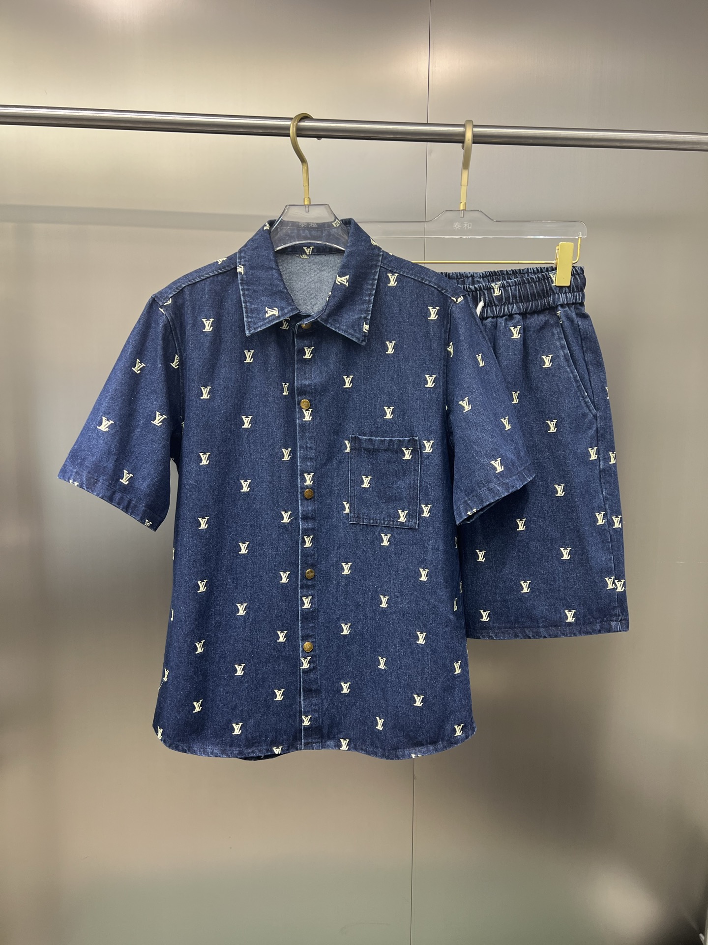 NO:138237,The official website original item can wear 220 kilograms Louis Vuitton Lv Simple and fashionable Summer new summer suit Short sleeve suit Shorts suit Very comfortable to wear, low-key and luxurious, very classy when worn, no need to say much about the trouser style and cutting, the upper body is exquisite and vivid. The truly first-class quality is the real palace-grade casual pants elastic pants, which are made of Turkey cotton, and produce the most famous tannin cloth. The quality is excellent, and the pants are heavy washing makes the pants very soft!  Straight-footed style, not picky, the upper body is absolutely stylish, extremely luxurious. Size: M-3XL (175/130 catties wear M), louis vuitton, louis vuitton, shorts, T-shirt, alexander wang19860909官网原单货 可穿220斤 路易威登Lv 简约时尚 夏季夏款新款套装短袖套装短裤套装 身穿着非常舒适 低调不失奢华 穿出去非常有档次,裤型款式和裁剪亦无需多言 上身精致跃然.真正一等一顶级质料 真正殿堂级的休闲裤松紧裤,选用土耳其的棉花 生产出最有名的单宁布 品质卓然,经过重水洗使得裤子很柔软！直脚的版型 不挑人 上身绝对的有型 极度奢华.码数:M-3XL（175/130斤穿M）,,louis vuitton,louis vuitton,shorts,T-shirt,alexander wang,Men's clothing