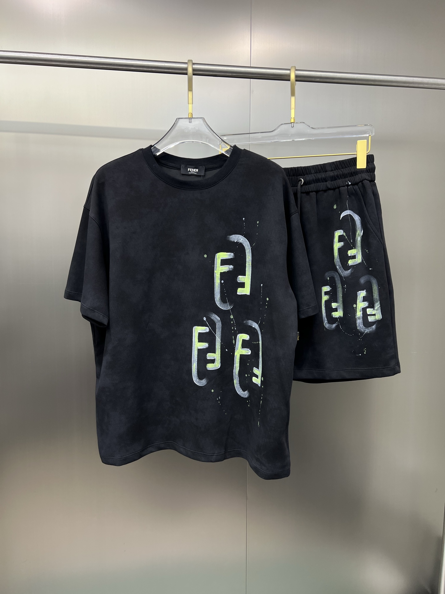 NO:138225,The original order of the official website can wear 220 kilograms Fendi Simple and fashionable Summer new suit Short-sleeved suit Shorts suits Very comfortable to wear, low-key and luxurious, very classy when worn, and there is no need to say much about the trouser style and cutting. The upper body is exquisite and vivid. The truly first-class quality is the real palace-grade casual pants elastic pants, which are made of Turkey cotton, and the most famous tannin cloth is excellent. The quality is excellent, and the pants are soft after heavy washing!  Straight-footed style, not picky, the upper body is absolutely stylish, extremely luxurious. Number of sizes: M-3XL (175/130 catties wear M), fendi, fendi, shorts, T-shirt, alexander wang19860909官网原单货 可穿220斤 芬迪Fendi 简约时尚 夏季夏款新款套装短袖套装短裤套装 身穿着非常舒适 低调不失奢华 穿出去非常有档次,裤型款式和裁剪亦无需多言 上身精致跃然.真正一等一顶级质料 真正殿堂级的休闲裤松紧裤,选用土耳其的棉花 生产出最有名的单宁布 品质卓然,经过重水洗使得裤子很柔软！直脚的版型 不挑人 上身绝对的有型 极度奢华.码数:M-3XL（175/130斤穿M）,,fendi,fendi,shorts,T-shirt,alexander wang,Men's clothing