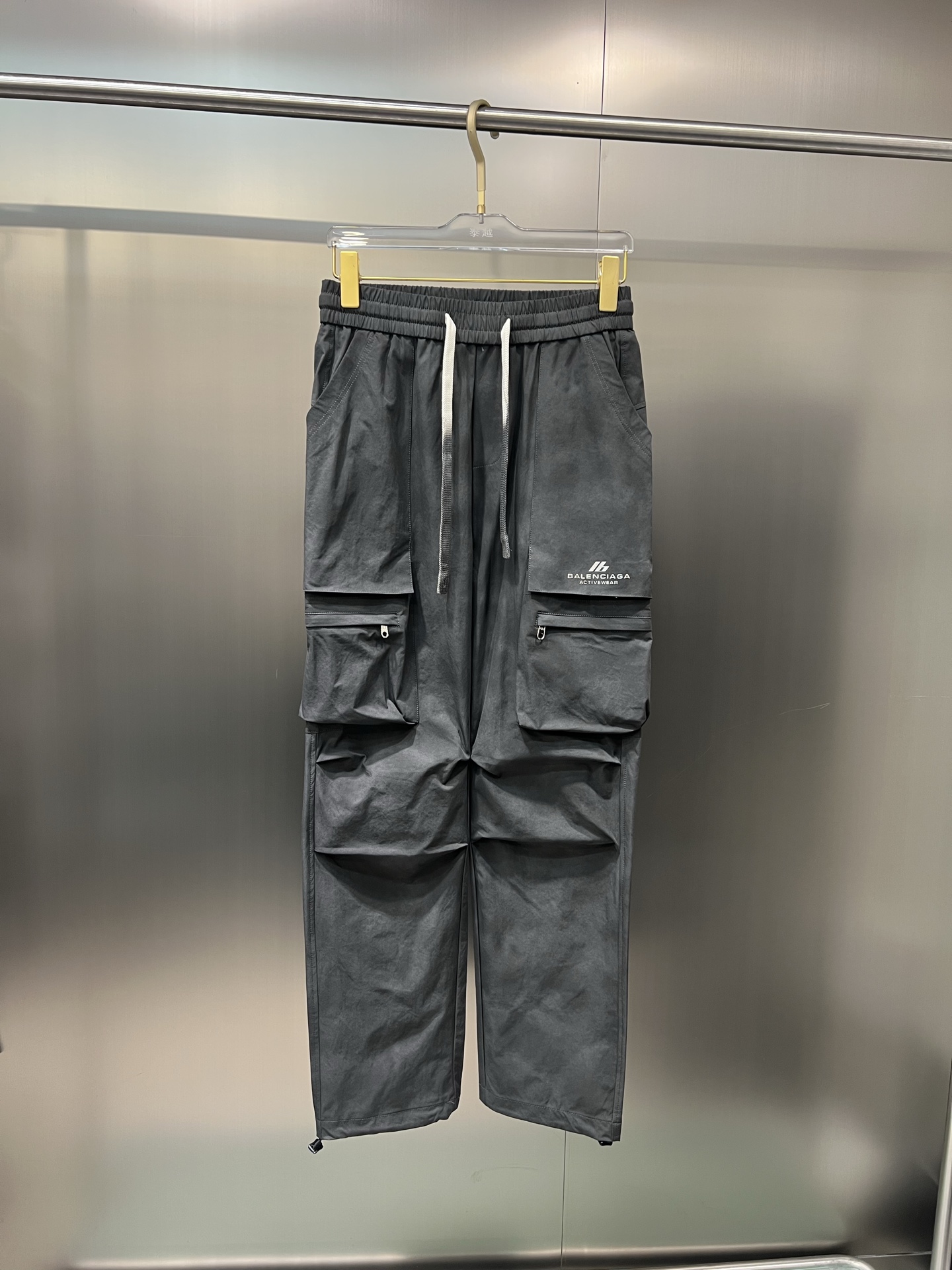 NO:140947,The original official website can wear 220 kilograms of Balenciaga. Simple and fashionable. Early spring casual pants, wardrobe elastic pants, trousers, trousers, and trousers are very comfortable to wear. Low-key and luxurious. It is very classy when worn. There is no need to say much about the trousers and cuts. The upper body is exquisite and vivid. The truly first-class quality is the real-class casual pants, elastic pants, and the choice of Turkish cotton to produce the most famous tannin cloth. The quality is excellent, and the pants are soft after heavy washing!  Straight-footed style, not picky, absolutely stylish, expert design, extremely luxurious. Number of codes: M-4XL, balenciaga, balenciaga, alexander wang19860909官网原单货 可穿220斤巴黎世家Balenciaga 简约时尚 早春款休闲裤卫裤松紧裤长裤身穿着非常舒适 低调不失奢华 穿出去非常有档次,裤型款式和裁剪亦无需多言 上身精致跃然.真正一等一顶级质料 真正殿堂级的休闲裤松紧裤,选用土耳其的棉花 生产出最有名的单宁布 品质卓然,经过重水洗使得裤子很柔软！直脚的版型 不挑人 上身绝对的有型 达人设计 极度奢华.码数:M-4XL,,balenciaga,balenciaga,alexander wang,Men's clothing