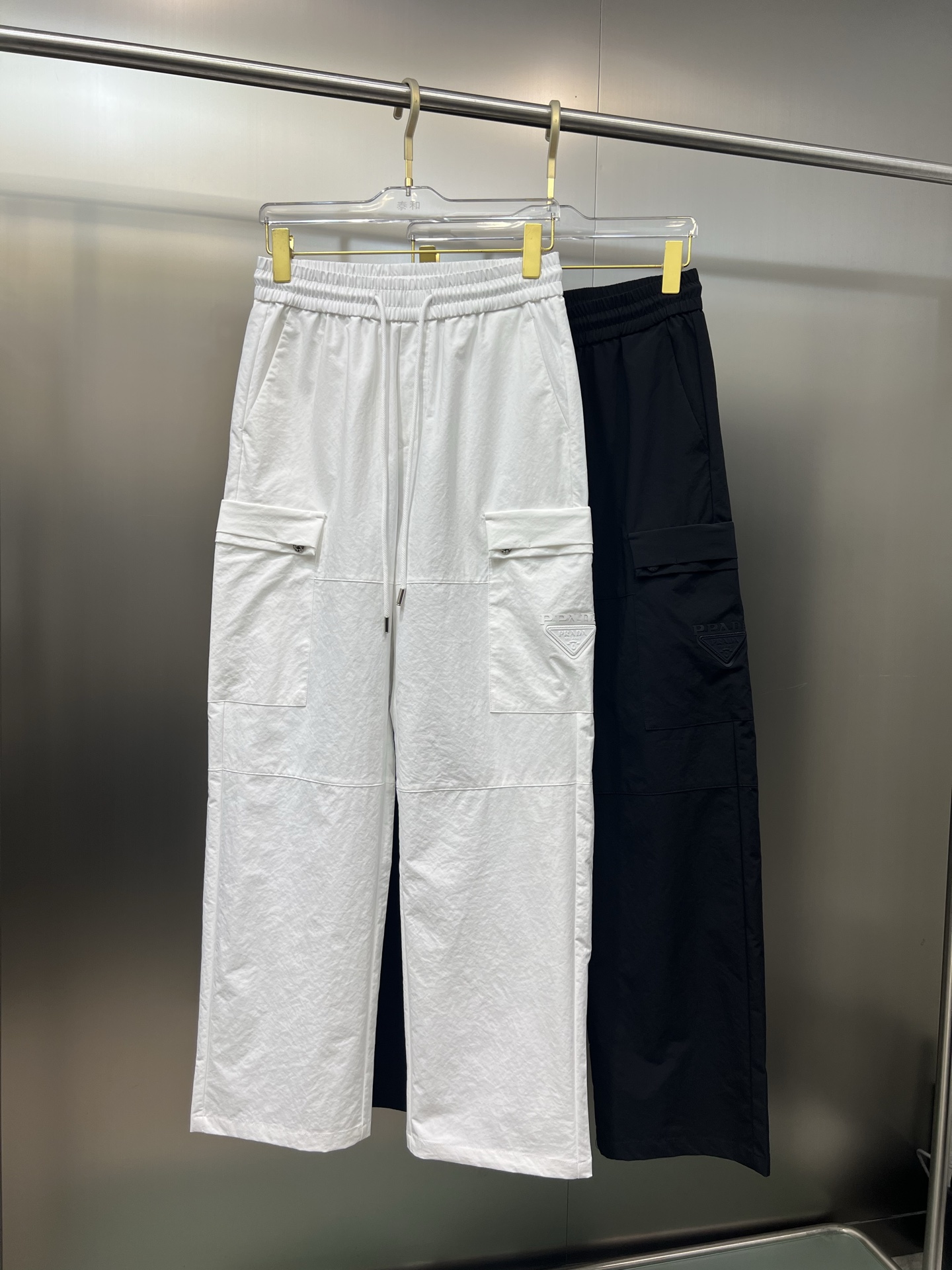 NO:140951,The original item on the official website can wear 220 kilograms Prada. Simple and fashionable. Early spring casual pants, wardrobe elastic pants, trousers, trousers, very comfortable to wear, low-key and luxurious, very classy when worn, and there is no need to say much about the trousers and cuts. The upper body is exquisite and vivid. The truly first-class quality is the real-class casual pants, elastic pants, made of Turkey cotton, and the most famous tannin cloth. The quality is excellent, and the pants are soft after heavy washing!  Straight-footed style, not picky, absolutely stylish, expert design, extremely luxurious. Number of codes: M-4XL, prada, prada, alexander wang19860909官网原单货 可穿220斤普拉达Prada 简约时尚 早春款休闲裤卫裤松紧裤长裤身穿着非常舒适 低调不失奢华 穿出去非常有档次,裤型款式和裁剪亦无需多言 上身精致跃然.真正一等一顶级质料 真正殿堂级的休闲裤松紧裤,选用土耳其的棉花 生产出最有名的单宁布 品质卓然,经过重水洗使得裤子很柔软！直脚的版型 不挑人 上身绝对的有型 达人设计 极度奢华.码数:M-4XL,,prada,prada,alexander wang,Men's clothing