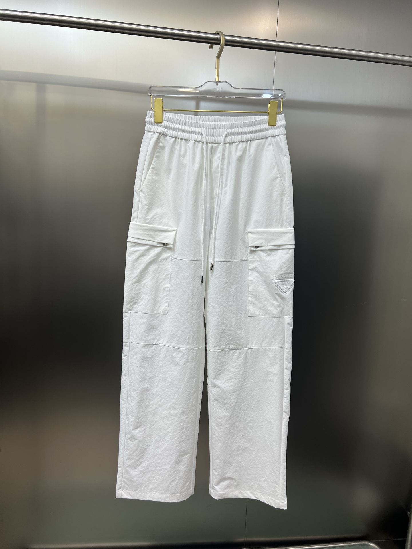 NO:140948,The original item on the official website can wear 220 kilograms Prada. Simple and fashionable. Early spring casual pants, wardrobe elastic pants, trousers, trousers, very comfortable to wear, low-key and luxurious, very classy when worn, and there is no need to say much about the trousers and cuts. The upper body is exquisite and vivid. The truly first-class quality is the real-class casual pants, elastic pants, made of Turkey cotton, and the most famous tannin cloth. The quality is excellent, and the pants are soft after heavy washing!  Straight-footed style, not picky, absolutely stylish, expert design, extremely luxurious. Number of codes: M-4XL, prada, prada, alexander wang19860909官网原单货 可穿220斤普拉达Prada 简约时尚 早春款休闲裤卫裤松紧裤长裤身穿着非常舒适 低调不失奢华 穿出去非常有档次,裤型款式和裁剪亦无需多言 上身精致跃然.真正一等一顶级质料 真正殿堂级的休闲裤松紧裤,选用土耳其的棉花 生产出最有名的单宁布 品质卓然,经过重水洗使得裤子很柔软！直脚的版型 不挑人 上身绝对的有型 达人设计 极度奢华.码数:M-4XL,,prada,prada,alexander wang,Men's clothing