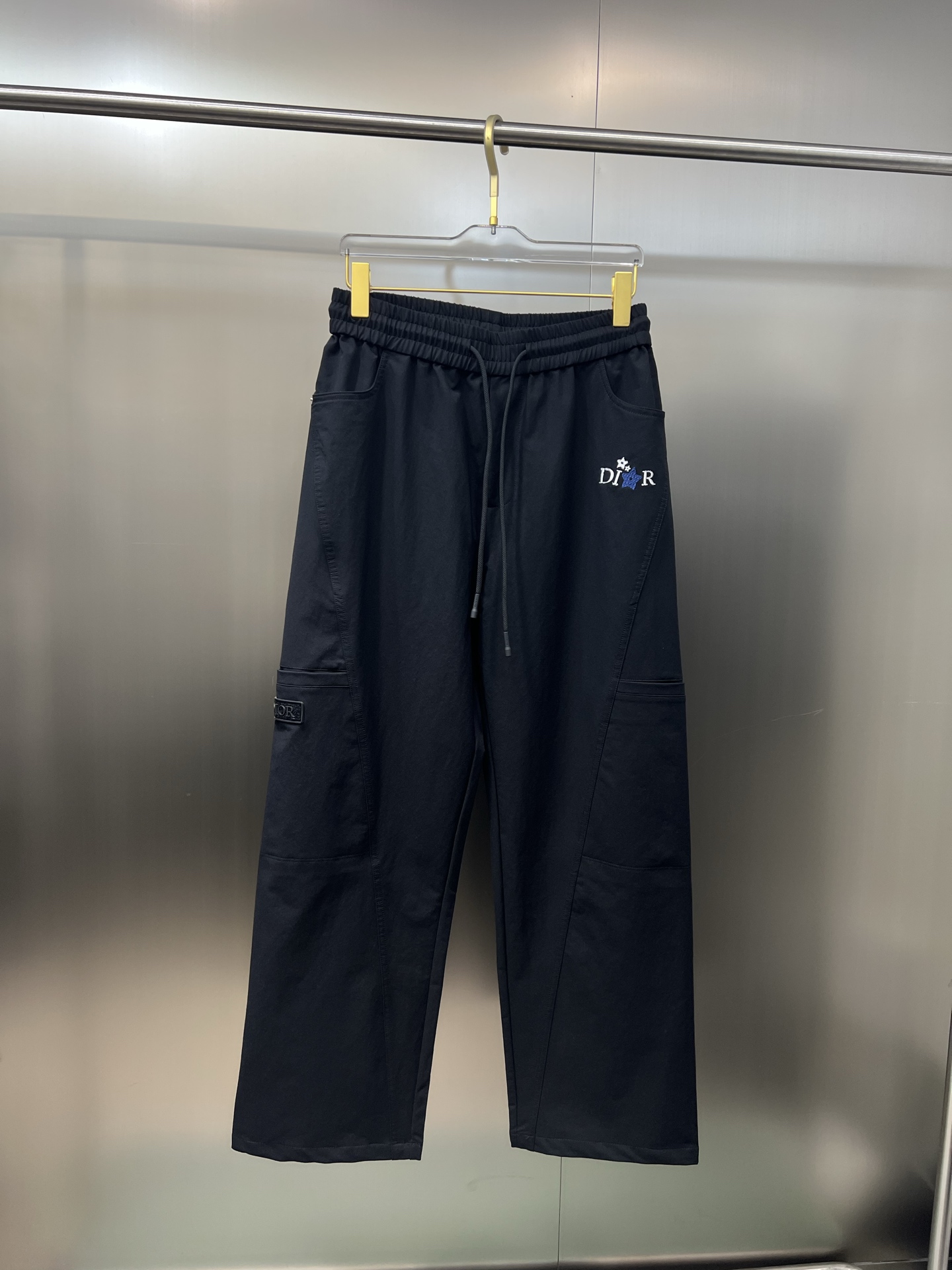 NO:140949,The original item on the official website can wear 220 kilogram Dior. Simple and fashionable. Early spring casual pants, wardrobe elastic pants, trousers, trousers, very comfortable to wear, low-key and luxurious, very classy when worn, and there is no need to say much about the trousers and cuts. The upper body is exquisite and vivid. The truly first-class quality is the real-class casual pants, elastic pants, are made of Turkey's cotton, and produce the most famous tannin cloth. The quality is excellent, and the pants are soft after heavy washing!  Straight-footed style, not picky, absolutely stylish, expert design, extremely luxurious. Number of codes: M-4XL,,dior,dior,alexander wang19860909官网原单货 可穿220斤迪奥Dior 简约时尚 早春款休闲裤卫裤松紧裤长裤身穿着非常舒适 低调不失奢华 穿出去非常有档次,裤型款式和裁剪亦无需多言 上身精致跃然.真正一等一顶级质料 真正殿堂级的休闲裤松紧裤,选用土耳其的棉花 生产出最有名的单宁布 品质卓然,经过重水洗使得裤子很柔软！直脚的版型 不挑人 上身绝对的有型 达人设计 极度奢华.码数:M-4XL,,dior,dior,alexander wang,Men's clothing