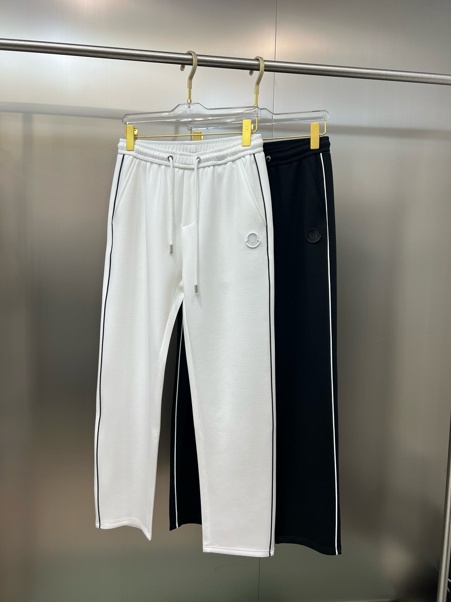 NO:159083,The original official website can wear 220 kilograms of silhouette Moncler Simple and fashionable Early spring casual pants, wardrobe elastic pants, trousers, trousers, very comfortable to wear, low-key and luxurious, very classy when worn, trousers style and cutting, no need to say much about the top body, the top quality is truly first-class, the real-class casual pants, elastic pants, are made of Turkey's cotton, and produce the most famous tannin cloth. The quality is excellent, and the pants are soft after heavy washing!  Straight-footed style, not picky, absolutely stylish, expert design, extremely luxurious. Number of sizes: M-4XL, christian louboutin, Moncler, alexander wang19860909官网原单货 可穿220斤蒙口Moncler 简约时尚 早春款休闲裤卫裤松紧裤长裤身穿着非常舒适 低调不失奢华 穿出去非常有档次,裤型款式和裁剪亦无需多言 上身精致跃然.真正一等一顶级质料 真正殿堂级的休闲裤松紧裤,选用土耳其的棉花 生产出最有名的单宁布 品质卓然,经过重水洗使得裤子很柔软！直脚的版型 不挑人 上身绝对的有型 达人设计 极度奢华.码数:M-4XL,,christian louboutin,Moncler,alexander wang,Men's clothing