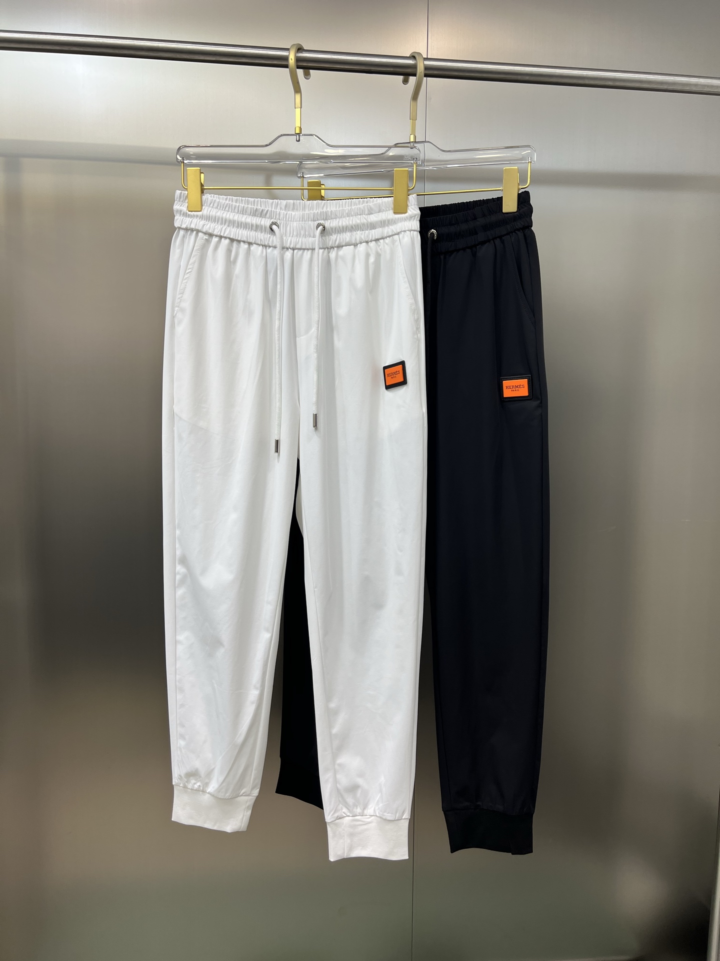 NO:159086,The original item on the official website can wear 220 kilograms Hermes. Simple and fashionable. Early spring casual pants, wardrobe elastic pants, trousers, trousers, and trousers are very comfortable to wear. Low-key and luxurious. It is very classy when worn. There is no need to say much about the trousers and cuts. The upper body is exquisite and vivid. The truly first-class quality is the real-class casual pants, elastic pants, and the choice of Turkish cotton, produces the most famous tannin cloth. The quality is excellent, and the pants are soft after heavy washing!  Straight-footed style, not picky, absolutely stylish, expert design, extremely luxurious. Number of sizes: M-4XL, hermes, hermes, alexander wang19860909官网原单货 可穿220斤爱马仕Hermes 简约时尚 早春款休闲裤卫裤松紧裤长裤身穿着非常舒适 低调不失奢华 穿出去非常有档次,裤型款式和裁剪亦无需多言 上身精致跃然.真正一等一顶级质料 真正殿堂级的休闲裤松紧裤,选用土耳其的棉花 生产出最有名的单宁布 品质卓然,经过重水洗使得裤子很柔软！直脚的版型 不挑人 上身绝对的有型 达人设计 极度奢华.码数:M-4XL,,hermes,hermes,alexander wang,Men's clothing