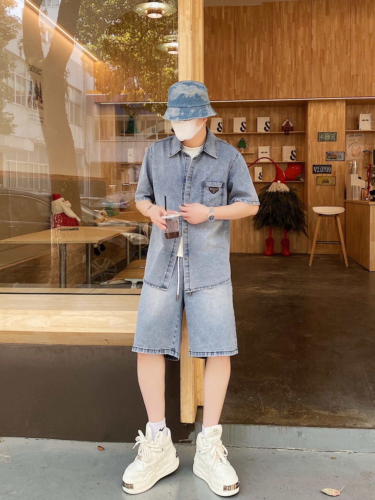 NO:133707,The original official website can wear 220 catties Prada Prada, simple and fashionable, summer new denim suit, short sleeve suit, shorts suit, very comfortable to wear, low-key and luxurious, very classy when worn, no need to say much about the trouser style and cutting, the upper body is exquisite and vivid. The truly first-class quality, the truly palace-grade casual pants, elastic pants, made of Turkey cotton, produce the most famous tannin cloth, excellent quality, heavy washing makes the pants very soft!  Straight-footed style, not picky, the upper body is absolutely stylish, extremely luxurious. Number of sizes: M-3XL (175/130 catties wear M), prada, prada, shorts, T-shirt, alexander wang19860909官网原单货 可穿220斤普拉达Prada 简约时尚 夏季夏款新款牛仔套装短袖套装短裤套装 身穿着非常舒适 低调不失奢华 穿出去非常有档次,裤型款式和裁剪亦无需多言 上身精致跃然.真正一等一顶级质料 真正殿堂级的休闲裤松紧裤,选用土耳其的棉花 生产出最有名的单宁布 品质卓然,经过重水洗使得裤子很柔软！直脚的版型 不挑人 上身绝对的有型 极度奢华.码数:M-3XL（175/130斤穿M）,,prada,prada,shorts,T-shirt,alexander wang,Men's clothing