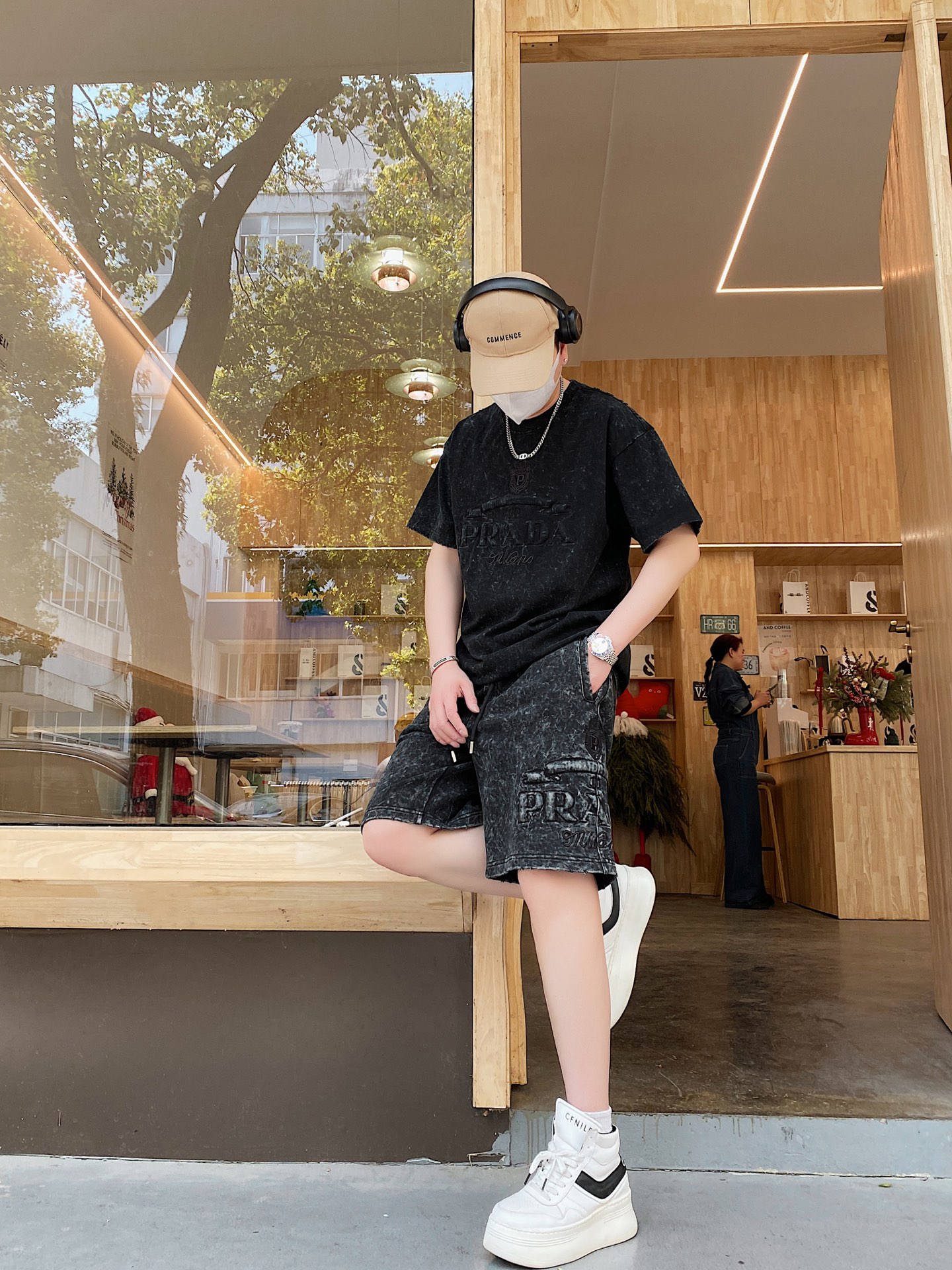 NO:159095,The original item on the official website can wear 220 catties Prada Prada Simple and fashionable Summer new suit Short-sleeved suit Shorts suit Very comfortable to wear, low-key and luxurious, very classy when worn, no need to say much about the trouser style and cutting, the upper body is exquisite and vivid. The truly first-class quality is the real palace-grade casual pants elastic pants, which are made of Turkey cotton, and produce the most famous tannin cloth. The quality is excellent, and the pants are soft after heavy washing!  Straight-footed style, not picky, the upper body is absolutely stylish, extremely luxurious. Number of sizes: M-3XL (/130 catties wear M), prada, prada, shorts, T-shirt, alexander wang19860909官网原单货 可穿220斤普拉达Prada 简约时尚 夏季夏款新款套装短袖套装短裤套装 身穿着非常舒适 低调不失奢华 穿出去非常有档次,裤型款式和裁剪亦无需多言 上身精致跃然.真正一等一顶级质料 真正殿堂级的休闲裤松紧裤,选用土耳其的棉花 生产出最有名的单宁布 品质卓然,经过重水洗使得裤子很柔软！直脚的版型 不挑人 上身绝对的有型 极度奢华.码数:M-3XL（/130斤穿M）,,prada,prada,shorts,T-shirt,alexander wang,Men's clothing