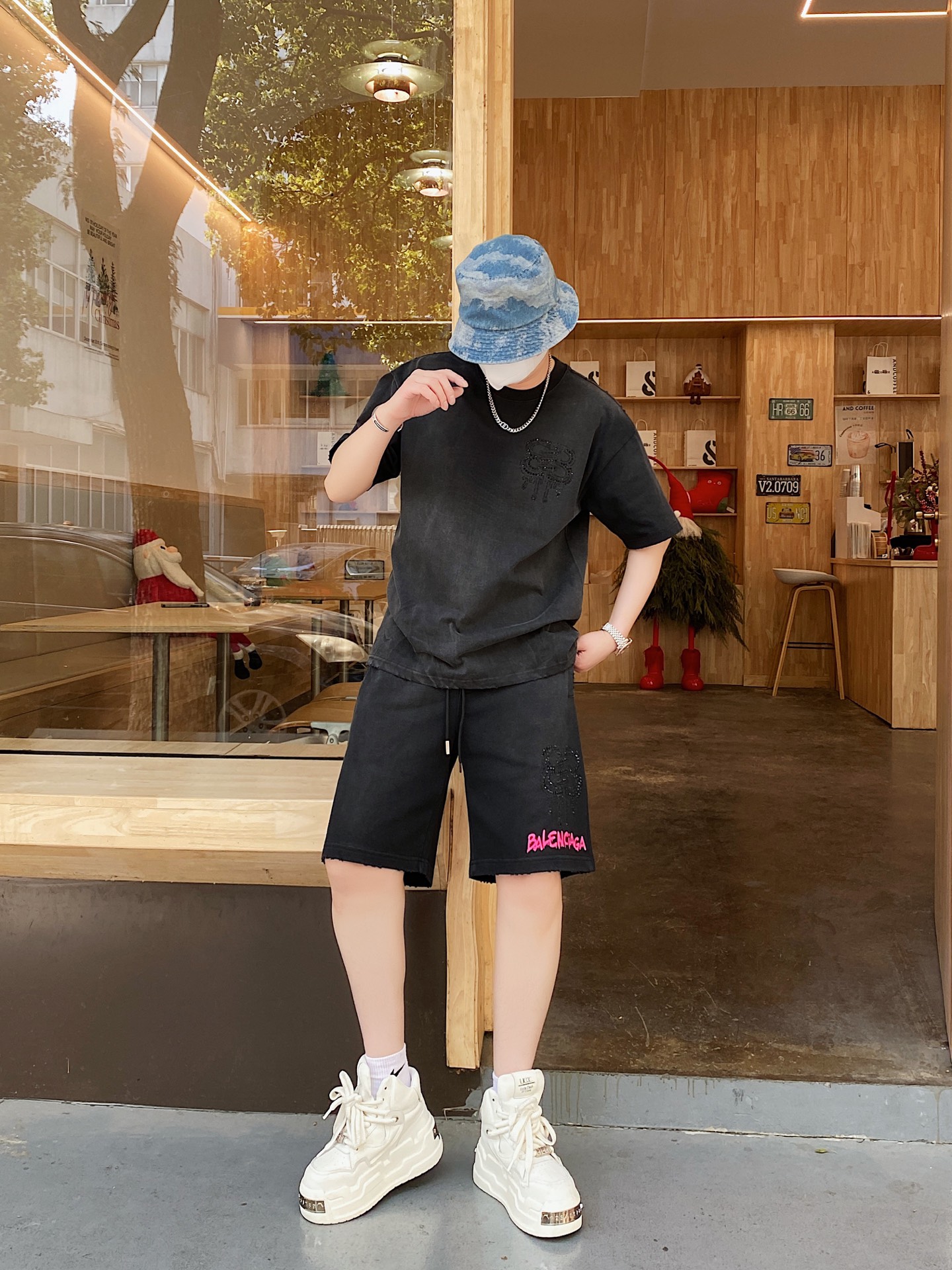 NO:159092,The original order of the official website can wear 220 kilograms Balenciaga simple and fashionable summer new summer suit short sleeve shorts suit shorts suit very comfortable to wear, low-key and luxurious, very classy when worn, and there is no need to say much about the trouser style and cutting. The upper body is exquisite and vivid. The truly first-class quality is the real palace-grade casual pants elastic pants, which are made of Turkey cotton, and produce the most famous tannin cloth. The quality is excellent, and the pants are heavy washing makes the pants very soft!  Straight-footed style, not picky, the upper body is absolutely stylish, extremely luxurious. Size: M-3XL (/130 catties wear M), balenciaga, balenciaga, shorts, T-shirt, alexander wang19860909官网原单货 可穿220斤 巴黎世家Balenciaga 简约时尚 夏季夏款新款套装短袖套装短裤套装 身穿着非常舒适 低调不失奢华 穿出去非常有档次,裤型款式和裁剪亦无需多言 上身精致跃然.真正一等一顶级质料 真正殿堂级的休闲裤松紧裤,选用土耳其的棉花 生产出最有名的单宁布 品质卓然,经过重水洗使得裤子很柔软！直脚的版型 不挑人 上身绝对的有型 极度奢华.码数:M-3XL（/130斤穿M）,,balenciaga,balenciaga,shorts,T-shirt,alexander wang,Men's clothing