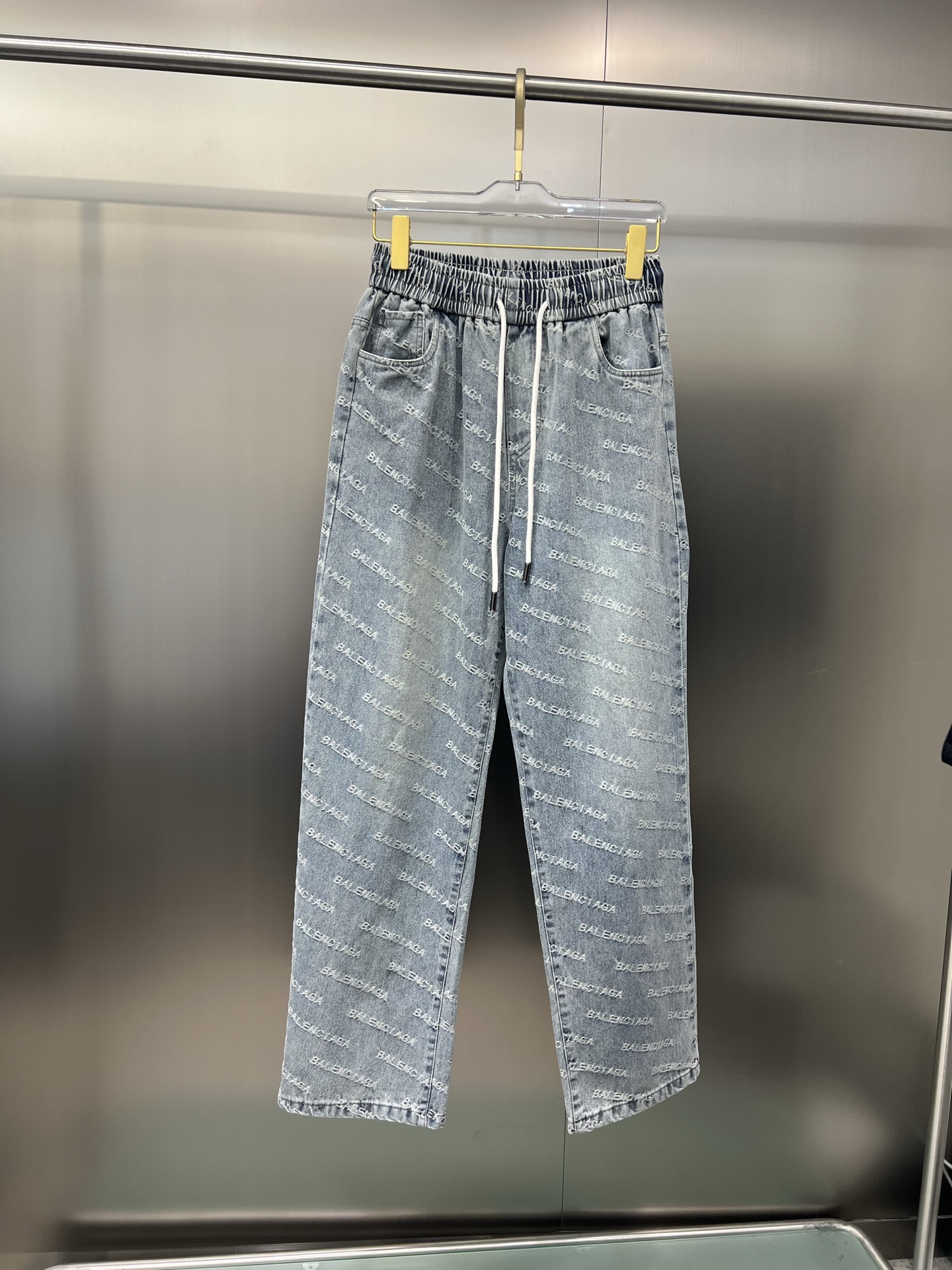 NO:132610,The original official website can wear 220 kilograms of Balenciaga. Simple and fashionable. Summer summer jeans, wide-leg pants, denim sweatpants, elastic pants, long pants, very comfortable to wear, low-key and luxurious, very classy when worn, and there is no need to say much about the trousers and cuts. The upper body is exquisite and vivid. The truly first-class material. The truly palace-grade casual pants, elastic pants, are made of Turkish cotton, produce the most famous tannin cloth. The quality is excellent, and the pants are soft after heavy washing!  Straight-footed style, not picky, absolutely stylish, expert design, extremely luxurious. Number of codes: M-4XL, balenciaga, balenciaga, jeans, alexander wang19860909官网原单货 可穿220斤巴黎世家Balenciaga 简约时尚 夏季夏款牛仔裤阔腿裤牛仔卫裤松紧裤长裤身穿着非常舒适 低调不失奢华 穿出去非常有档次,裤型款式和裁剪亦无需多言 上身精致跃然.真正一等一顶级质料 真正殿堂级的休闲裤松紧裤,选用土耳其的棉花 生产出最有名的单宁布 品质卓然,经过重水洗使得裤子很柔软！直脚的版型 不挑人 上身绝对的有型 达人设计 极度奢华.码数:M-4XL,,balenciaga,balenciaga,jeans,alexander wang,Men's clothing