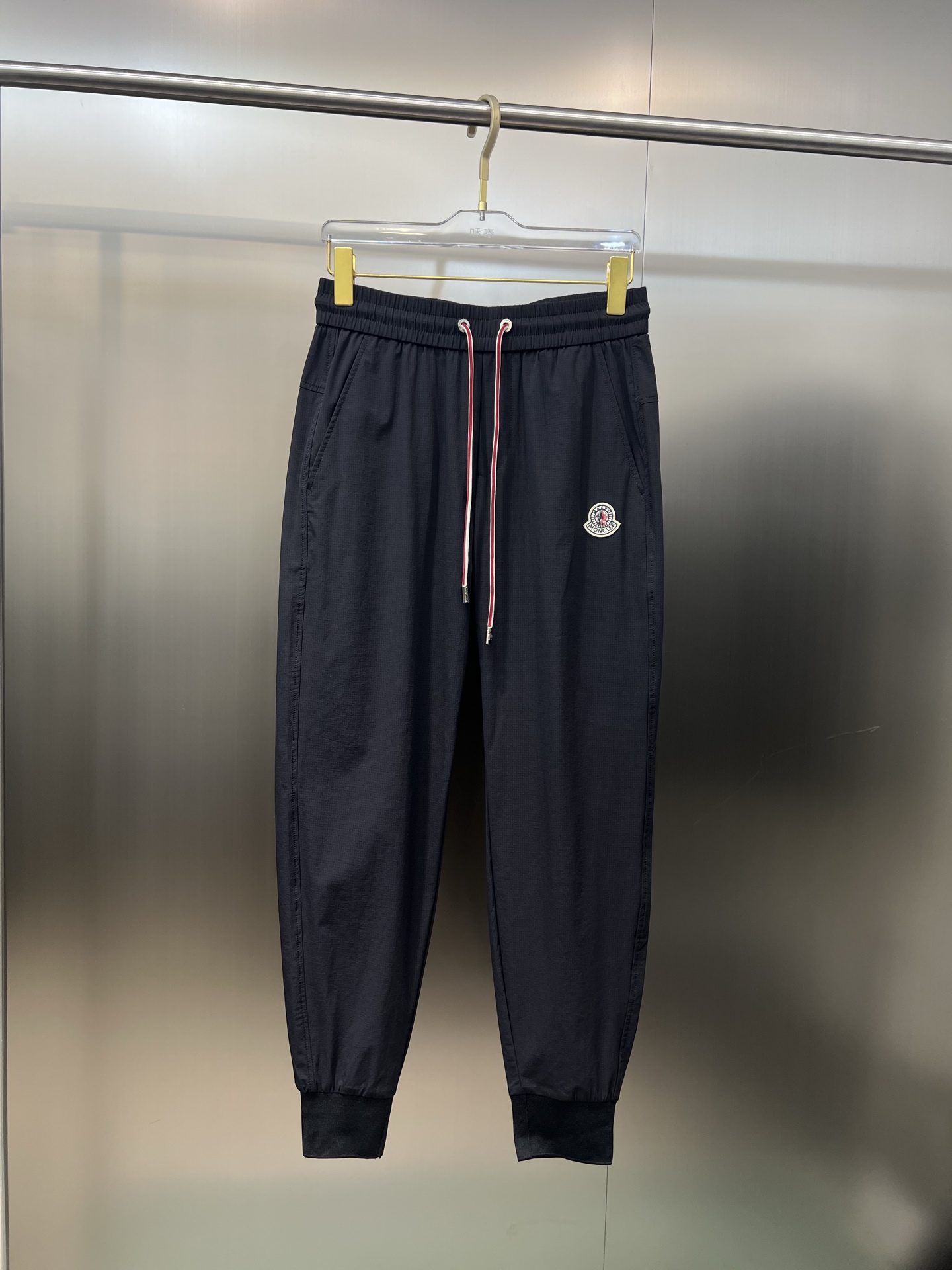 NO:132608,The original official website can wear 220 kilograms of covers Moncler, simple and fashionable. Summer casual pants, wardrobe trousers, elastic pants, trousers, quick-drying pants, very comfortable to wear, low-key and luxurious, very classy when worn, and there is no need to say much about the trousers and cuts. The upper body is exquisite and vivid. The truly first-class quality is the real-class casual pants, elastic pants, and the choice of Turkish cotton, produces the most famous tannin cloth. The quality is excellent, and the pants are soft after heavy washing!  Straight-footed style, not picky, absolutely stylish, expert design, extremely luxurious. Number of sizes: M-4XL, christian louboutin, Moncler, alexander wang19860909官网原单货 可穿220斤蒙口Moncler简约时尚 夏季夏款休闲裤卫裤松紧裤长裤速干裤身穿着非常舒适 低调不失奢华 穿出去非常有档次,裤型款式和裁剪亦无需多言 上身精致跃然.真正一等一顶级质料 真正殿堂级的休闲裤松紧裤,选用土耳其的棉花 生产出最有名的单宁布 品质卓然,经过重水洗使得裤子很柔软！直脚的版型 不挑人 上身绝对的有型 达人设计 极度奢华.码数:M-4XL,,christian louboutin,Moncler,alexander wang,Men's clothing