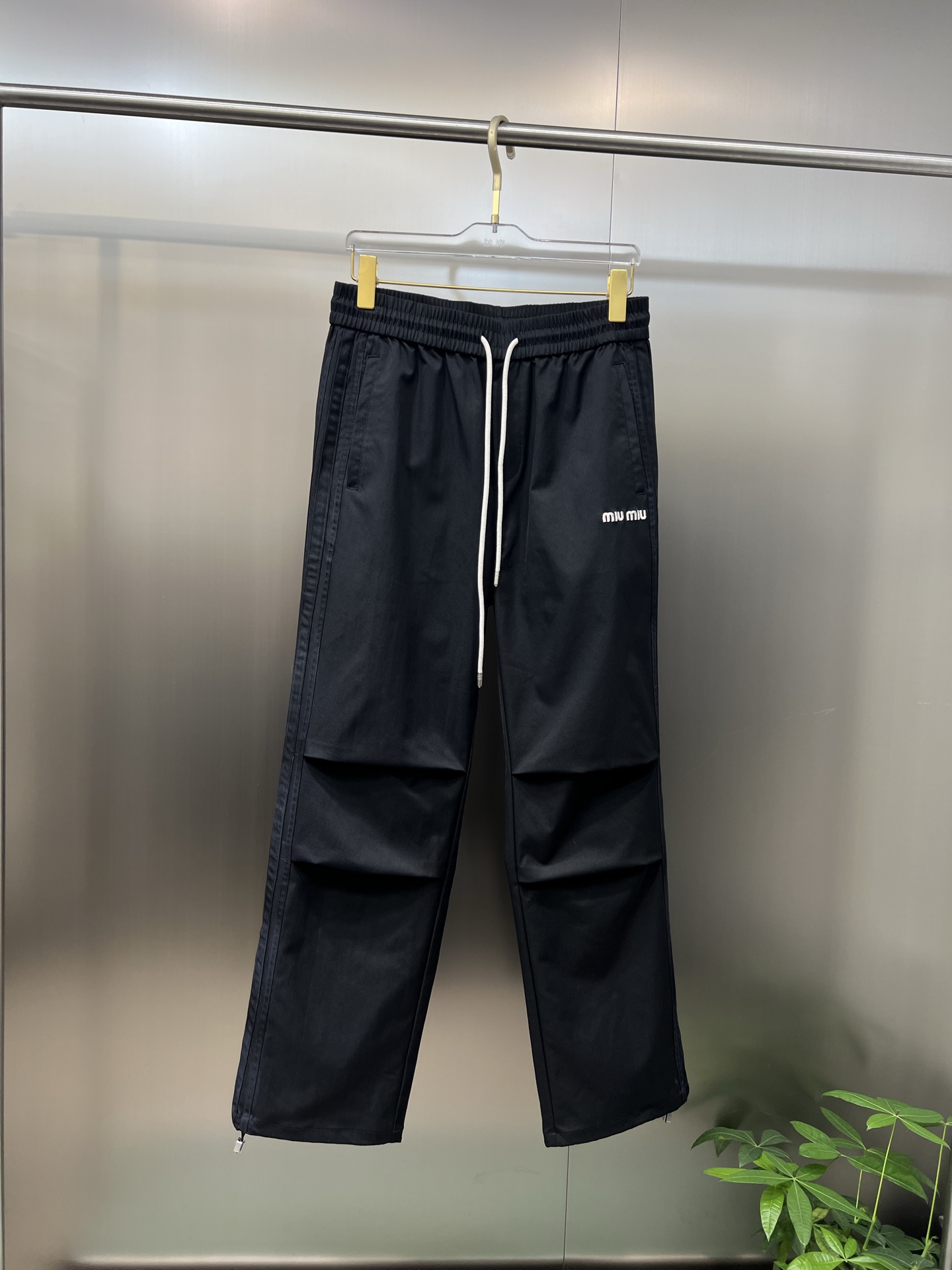 NO:427157,The original official website can wear 220 kilograms. MiuMiuMiu Simple and fashionable. Early spring casual pants, wardrobe elastic pants, straight trousers, trousers, very comfortable to wear, low-key and luxurious, very classy when worn, and there is no need to say much about the style and cutting of the pants. The upper body is exquisite and vivid. The truly first-class quality is the real-class casual pants, elastic pants, and the choice of Turkish cotton to produce the most famous tannin cloth. The quality is excellent, and the pants are soft after heavy washing!  Straight-footed style, not picky, absolutely stylish, expert design, extremely luxurious. Number of codes: M-4XL, miumiu, alexander wang19860909官网原单货 可穿220斤 缪缪MiuMiu 简约时尚 早春款休闲裤卫裤松紧裤直筒裤长裤身穿着非常舒适 低调不失奢华 穿出去非常有档次,裤型款式和裁剪亦无需多言 上身精致跃然.真正一等一顶级质料 真正殿堂级的休闲裤松紧裤,选用土耳其的棉花 生产出最有名的单宁布 品质卓然,经过重水洗使得裤子很柔软！直脚的版型 不挑人 上身绝对的有型 达人设计 极度奢华.码数:M-4XL,,miumiu,alexander wang,Men's clothing