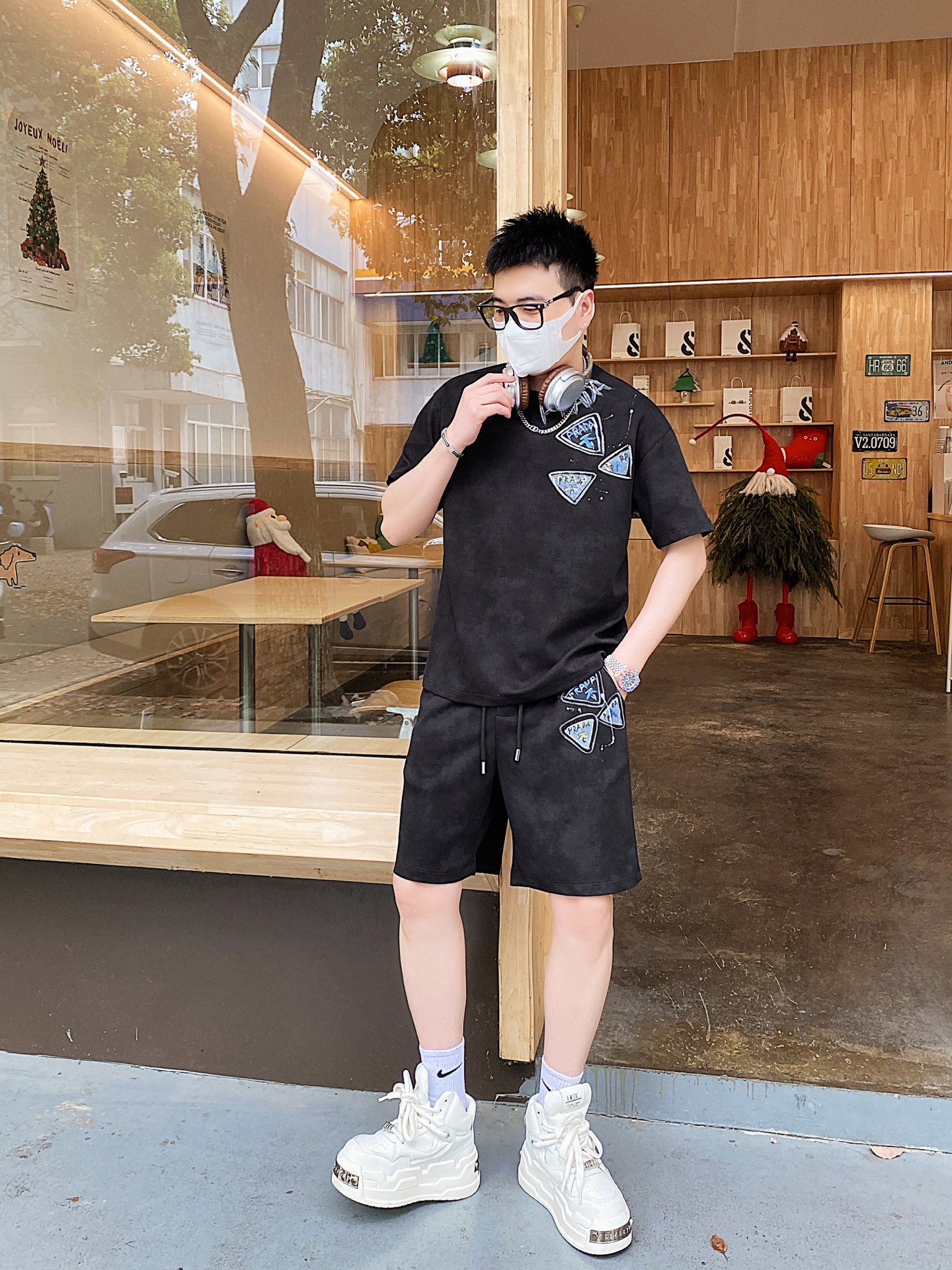 NO:424600,The original order of the official website can wear 220 kilograms Prada Prada Simple and fashionable Early spring new heavy industry wash water high-end craft set Short-sleeved suit Shorts suit Set It is very comfortable to wear, low-key and luxurious, very classy when worn, and there is no need to say much about the trouser style and cutting. The upper body is exquisite and vivid. The truly first-class quality is the real palace-grade casual pants elastic pants, which are made of Turkey cotton, and produce the most famous tannin cloth. The quality is excellent, and the pants are soft after heavy washing!  Straight-footed style, not picky, the upper body is absolutely stylish, extremely luxurious. Number of sizes: M-3XL (175/130 catties wear M), prada, prada, shorts, T-shirt, alexander wang19860909官网原单货 可穿220斤 普拉达Prada 简约时尚 早春新款重工洗水高级工艺套装短袖套装短裤套装 身穿着非常舒适 低调不失奢华 穿出去非常有档次,裤型款式和裁剪亦无需多言 上身精致跃然.真正一等一顶级质料 真正殿堂级的休闲裤松紧裤,选用土耳其的棉花 生产出最有名的单宁布 品质卓然,经过重水洗使得裤子很柔软！直脚的版型 不挑人 上身绝对的有型 极度奢华.码数:M-3XL（175/130斤穿M）,,prada,prada,shorts,T-shirt,alexander wang,Men's clothing