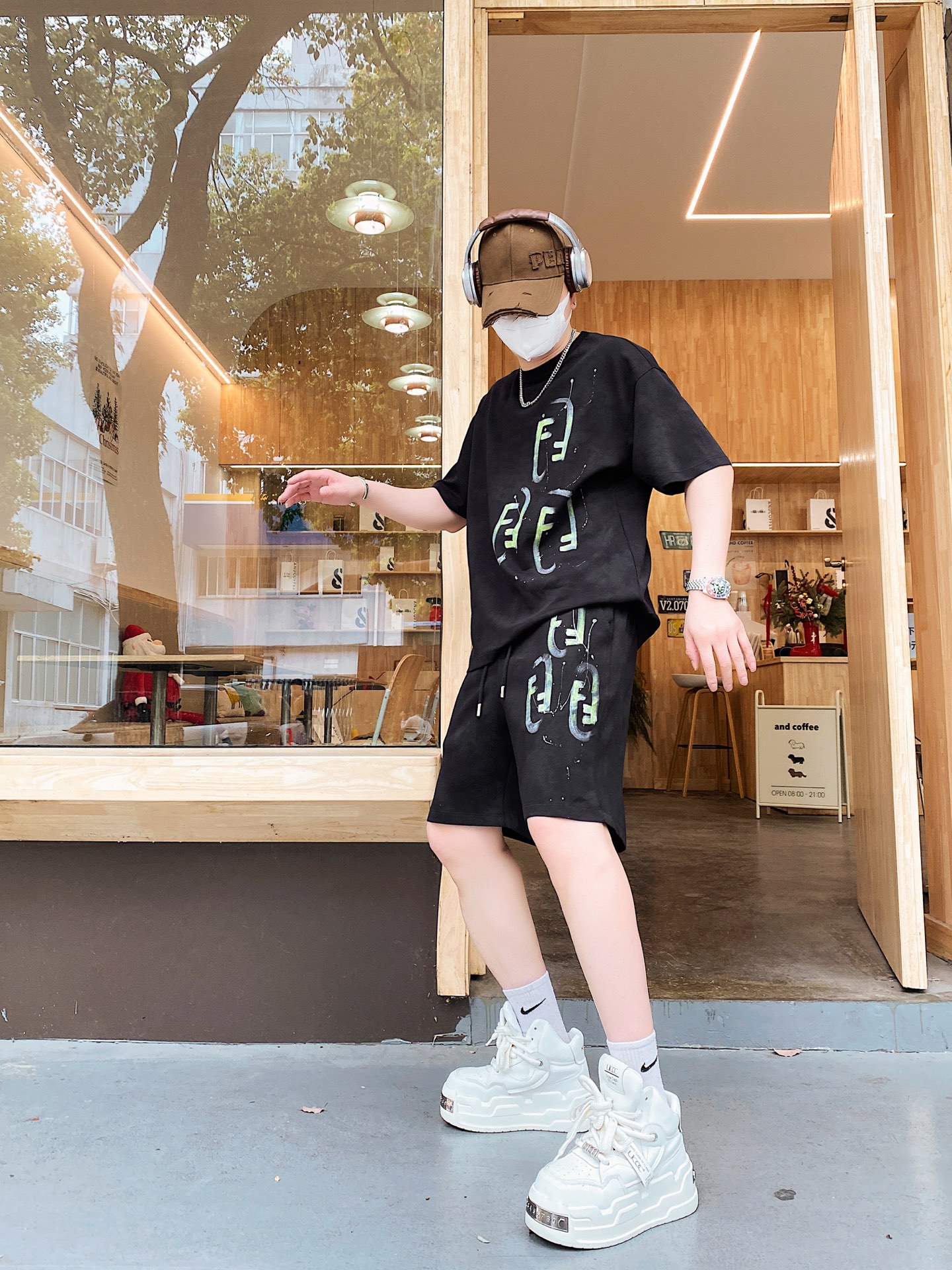 NO:424590,The original order of the official website can wear 220 kilograms Fendi Simple and fashionable Early spring new heavy industry washing water high-end craft set short sleeve shorts suit. It is very comfortable to wear, low-key and luxurious. It is very classy when worn, and the pants style and cutting are not much to say. The upper body is exquisite and vivid. The truly first-class quality is the real palace-grade casual pants elastic pants, which are made of Turkey cotton, and the most famous tannin cloth is excellent. The quality is excellent, and the pants are soft after heavy washing!  Straight-footed style, not picky, the upper body is absolutely stylish, extremely luxurious. Number of sizes: M-3XL (175/130 catties wear M), fendi, fendi, shorts, T-shirt, alexander wang19860909官网原单货 可穿220斤 芬迪Fendi 简约时尚 早春新款重工洗水高级工艺套装短袖套装短裤套装 身穿着非常舒适 低调不失奢华 穿出去非常有档次,裤型款式和裁剪亦无需多言 上身精致跃然.真正一等一顶级质料 真正殿堂级的休闲裤松紧裤,选用土耳其的棉花 生产出最有名的单宁布 品质卓然,经过重水洗使得裤子很柔软！直脚的版型 不挑人 上身绝对的有型 极度奢华.码数:M-3XL（175/130斤穿M）,,fendi,fendi,shorts,T-shirt,alexander wang,Men's clothing