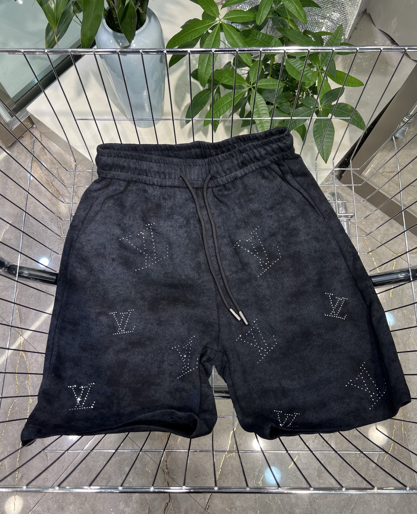NO:151477,LV new ironing cotton shorts Size M-3XL, louis vuitton, shorts, alexander wang19860909LV 新款烫钻棉短裤 码数M-3XL,,louis vuitton,shorts,alexander wang,Men's clothing