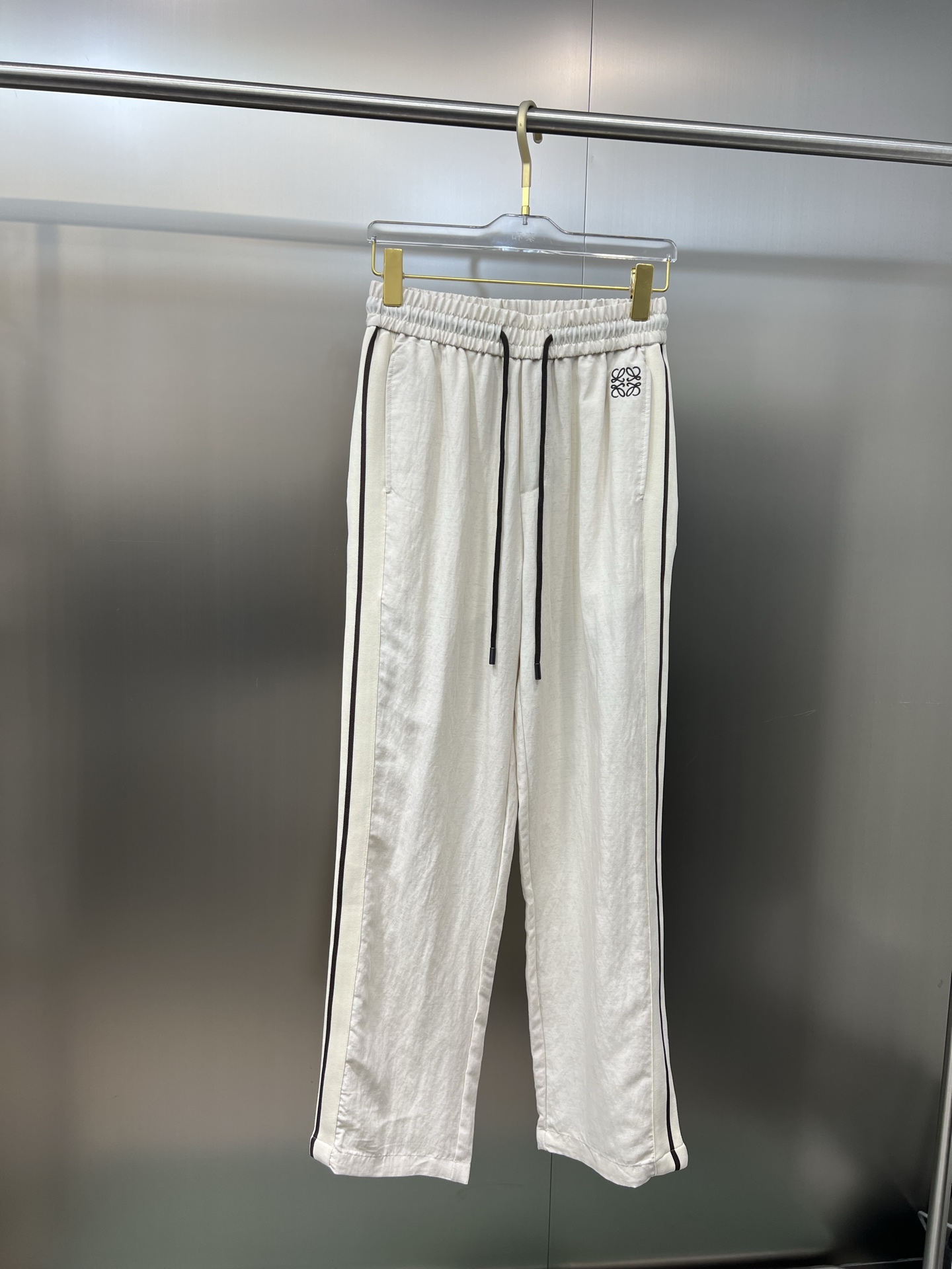 NO:151480,The original official website can wear 220 kilograms Loewe Simple and fashionable Early spring casual pants trousers trousers trousers trousers elastic pants straight pants are very comfortable to wear, low-key and luxurious, very classy when worn, and there is no need to say much about the trousers style and cutting. The upper body is exquisite and vivid. The truly first-class quality is the real-class casual pants elastic pants, which are made of Turkey's cotton, produce the most famous tannin cloth. The quality is excellent, and the pants are soft after heavy washing!  Straight-footed style, not picky, absolutely stylish, expert design, extremely luxurious. Number of sizes: M-4XL, loewe, loewe, alexander wang19860909官网原单货 可穿220斤 罗意威Loewe 简约时尚 早春款休闲裤长裤卫裤松紧裤直筒裤身穿着非常舒适 低调不失奢华 穿出去非常有档次,裤型款式和裁剪亦无需多言 上身精致跃然.真正一等一顶级质料 真正殿堂级的休闲裤松紧裤,选用土耳其的棉花 生产出最有名的单宁布 品质卓然,经过重水洗使得裤子很柔软！直脚的版型 不挑人 上身绝对的有型 达人设计 极度奢华.码数:M-4XL,,loewe,loewe,alexander wang,Men's clothing