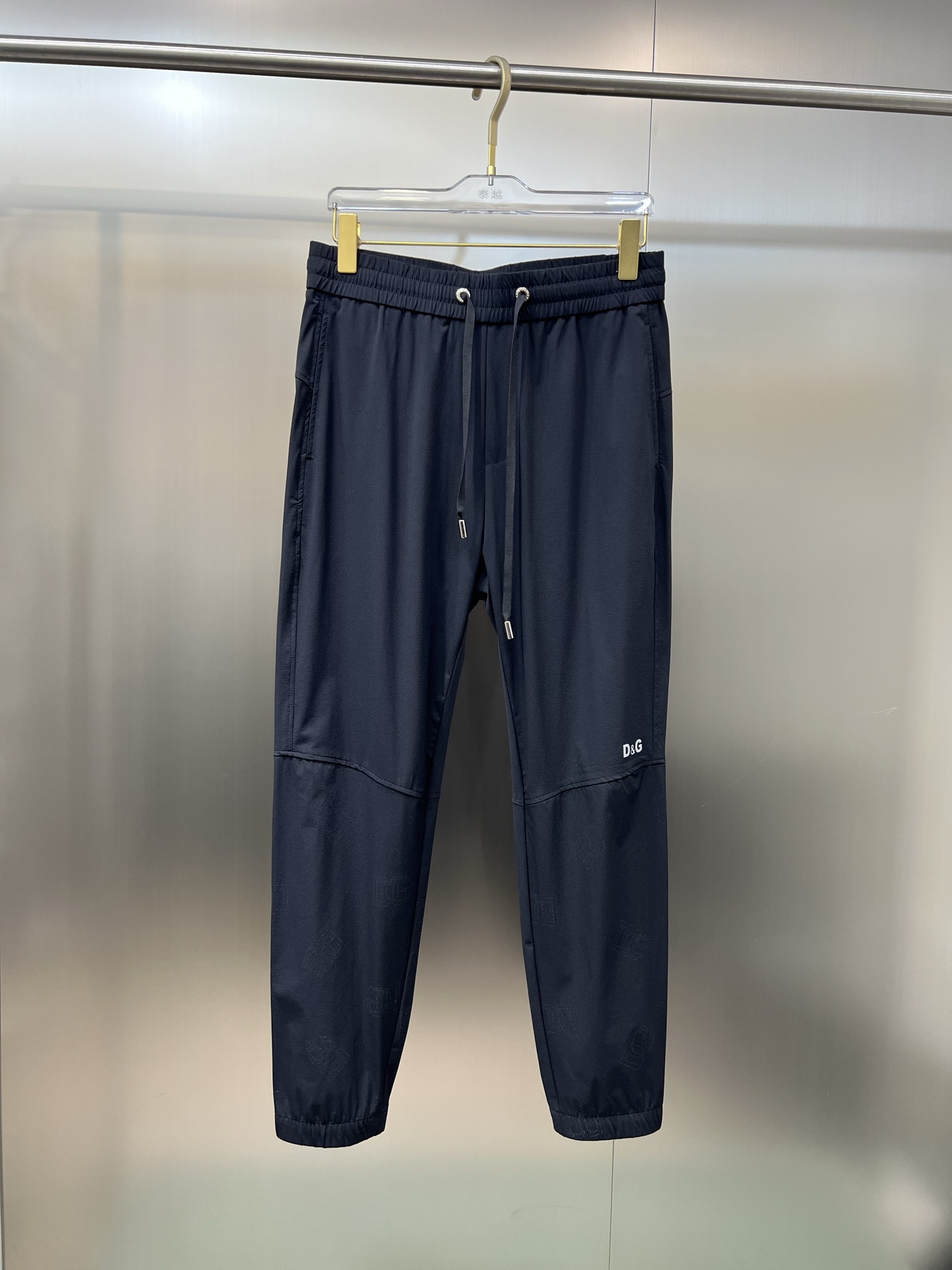 NO:159097,The original official website can wear 220 kilograms. Dolce & Gabbana DG. Simple and fashionable. Casual pants, wardrobe elastic pants, straight trousers, trousers, very comfortable to wear, low-key and luxurious, very classy when worn, and there is no need to say much about the style and cutting of the pants. The upper body is exquisite and vivid. The truly first-class quality is the real-class casual pants, elastic pants, and the choice of Turkish cotton, produces the most famous tannin cloth. The quality is excellent, and the pants are soft after heavy washing!  Straight-footed style, not picky, absolutely stylish, expert design, extremely luxurious. Number of codes: M-4XL, Dolce & Gabbana, Dolce & Gabbana, alexander wang19860909官网原单货 可穿220斤 杜嘉班纳DG 简约时尚 休闲裤卫裤松紧裤直筒裤长裤身穿着非常舒适 低调不失奢华 穿出去非常有档次,裤型款式和裁剪亦无需多言 上身精致跃然.真正一等一顶级质料 真正殿堂级的休闲裤松紧裤,选用土耳其的棉花 生产出最有名的单宁布 品质卓然,经过重水洗使得裤子很柔软！直脚的版型 不挑人 上身绝对的有型 达人设计 极度奢华.码数:M-4XL,,Dolce&Gabbana,Dolce&Gabbana,alexander wang,Men's clothing