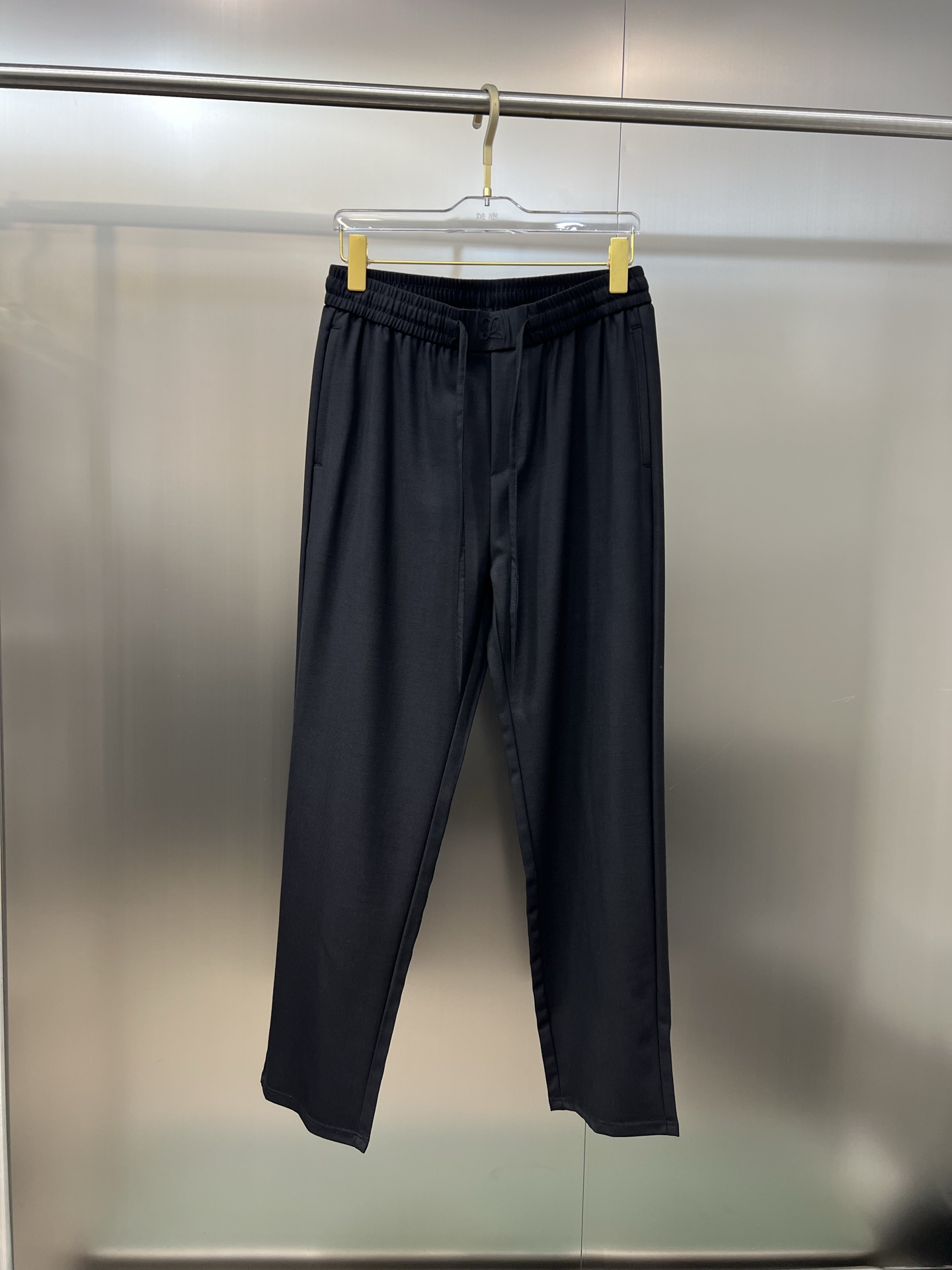 NO:159100,The original order of the official website can wear 220 kilograms Loewe Simple and fashionable casual pants, wardrobe elastic pants, straight trousers, trousers, very comfortable to wear, low-key and luxurious, very classy when worn, and there is no need to say much about the trousers style and cutting. The upper body is exquisite and vivid. The truly first-class quality is the real-class casual pants, elastic pants, are made of Turkey's cotton, and produce the most famous tannin cloth. The quality is excellent, and the pants are soft after heavy washing!  Straight-footed style, not picky, absolutely stylish, expert design, extremely luxurious. Number of sizes: M-4XL, loewe, loewe, alexander wang19860909官网原单货 可穿220斤 罗意威Loewe 简约时尚 休闲裤卫裤松紧裤直筒裤长裤身穿着非常舒适 低调不失奢华 穿出去非常有档次,裤型款式和裁剪亦无需多言 上身精致跃然.真正一等一顶级质料 真正殿堂级的休闲裤松紧裤,选用土耳其的棉花 生产出最有名的单宁布 品质卓然,经过重水洗使得裤子很柔软！直脚的版型 不挑人 上身绝对的有型 达人设计 极度奢华.码数:M-4XL,,loewe,loewe,alexander wang,Men's clothing