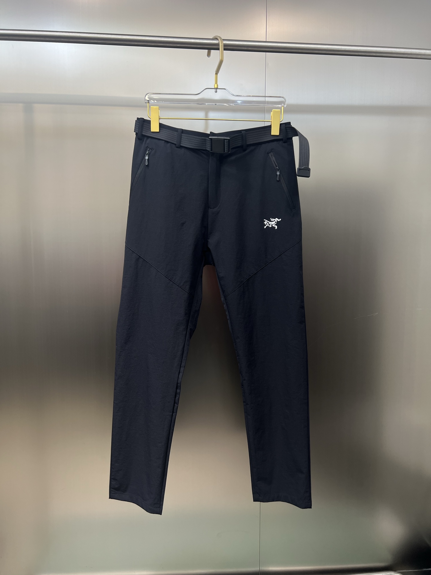 NO:159103,The original order of the official website can wear 220 kilograms. Archaeopteryx. Simple and fashionable. Casual pants, wardrobe elastic pants, straight trousers, trousers, very comfortable to wear, low-key and luxurious, very classy when worn, and there is no need to say much about the style and cutting of the pants. The upper body is exquisite and vivid. The truly first-class quality is the real-class casual pants, elastic pants, and the choice of Turkish cotton to produce the most famous tannin cloth. The quality is excellent, and the pants are soft after heavy washing!  Straight-footed style, not picky, absolutely stylish, expert design, extremely luxurious. Number of codes: M-4XL, arc'teryx, alexander wang19860909官网原单货 可穿220斤 始祖鸟Arcteryx 简约时尚 休闲裤卫裤松紧裤直筒裤长裤身穿着非常舒适 低调不失奢华 穿出去非常有档次,裤型款式和裁剪亦无需多言 上身精致跃然.真正一等一顶级质料 真正殿堂级的休闲裤松紧裤,选用土耳其的棉花 生产出最有名的单宁布 品质卓然,经过重水洗使得裤子很柔软！直脚的版型 不挑人 上身绝对的有型 达人设计 极度奢华.码数:M-4XL,arc'teryx,alexander wang,Men's clothing