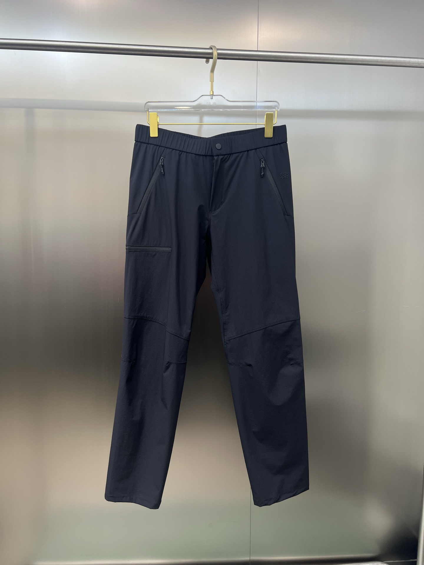 NO:159105,The original official website can wear 220 kilograms, Kelong, simple and fashionable, casual pants, wardrobe elastic pants, straight trousers, trousers, very comfortable to wear, low-key and luxurious, very classy when worn, and there is no need to say much about the style and cutting of the pants. The upper body is exquisite and vivid. The truly first-class quality is the real-class casual pants, elastic pants, uses Turkish cotton, and produces the most famous tannin cloth. The quality is excellent, and the pants are soft after heavy washing!  Straight-footed style, not picky, absolutely stylish, expert design, extremely luxurious. Number of sizes: M-4XL, alexander wang19860909官网原单货 可穿220斤 可隆 简约时尚 休闲裤卫裤松紧裤直筒裤长裤身穿着非常舒适 低调不失奢华 穿出去非常有档次,裤型款式和裁剪亦无需多言 上身精致跃然.真正一等一顶级质料 真正殿堂级的休闲裤松紧裤,选用土耳其的棉花 生产出最有名的单宁布 品质卓然,经过重水洗使得裤子很柔软！直脚的版型 不挑人 上身绝对的有型 达人设计 极度奢华.码数:M-4XL,,alexander wang,Men's clothing