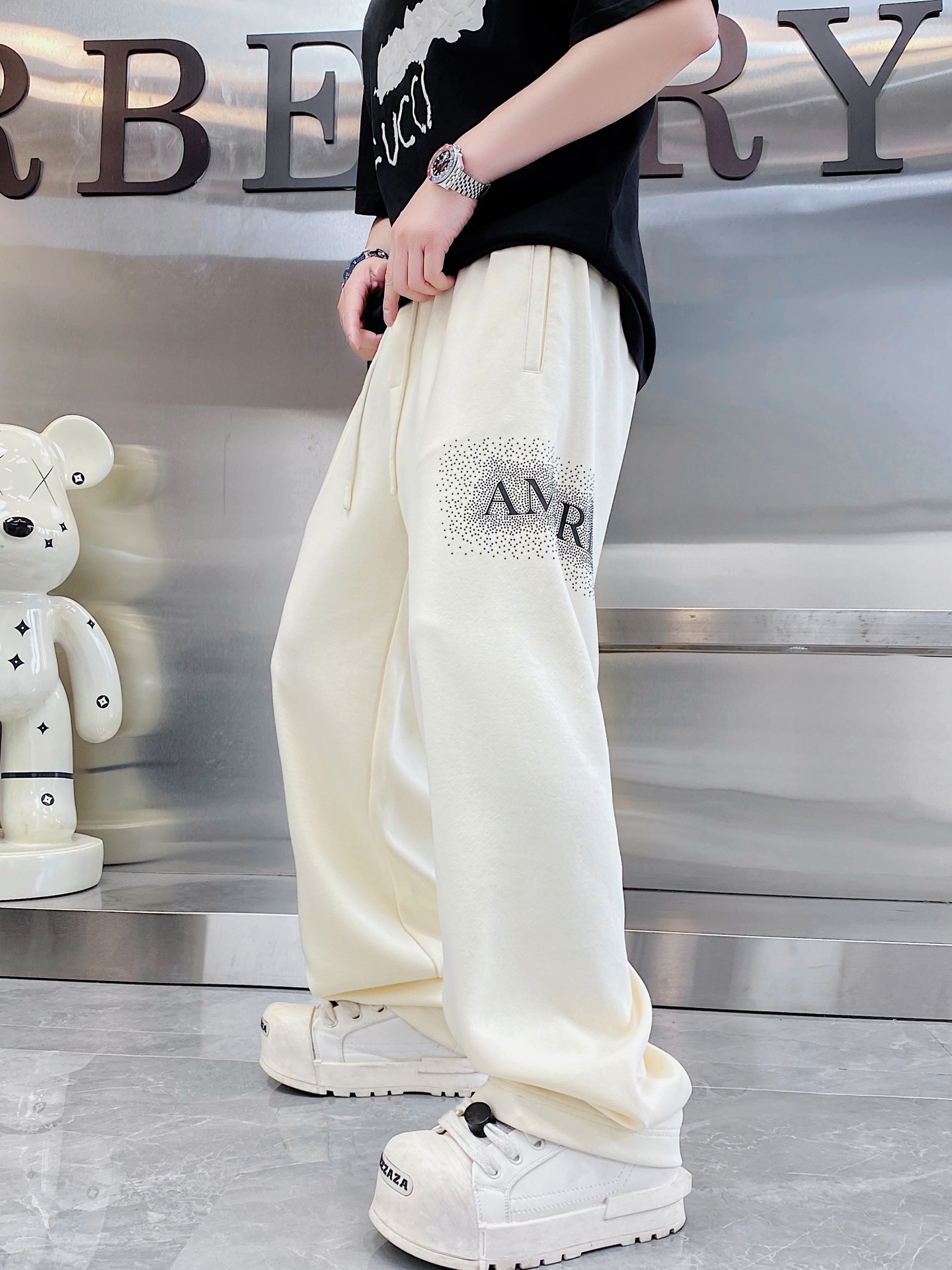 NO:159081,The original official website can wear 220 kilograms Amiri Simple and fashionable casual pants, wardrobe elastic pants, straight trousers, trousers, very comfortable to wear, low-key and luxurious, very classy when worn, and there is no need to say much about the style and cutting of the pants. The upper body is exquisite and vivid. The truly first-class quality is the real-class casual pants, elastic pants, is made of Turkish cotton, and produces the most famous tannin cloth. The quality is excellent, and the pants are soft after heavy washing!  Straight-footed style, not picky, absolutely stylish, expert design, extremely luxurious. Number of sizes: M-4XL, amiri, amiri, alexander wang19860909官网原单货 可穿220斤 艾米Amiri 简约时尚 休闲裤卫裤松紧裤直筒裤长裤身穿着非常舒适 低调不失奢华 穿出去非常有档次,裤型款式和裁剪亦无需多言 上身精致跃然.真正一等一顶级质料 真正殿堂级的休闲裤松紧裤,选用土耳其的棉花 生产出最有名的单宁布 品质卓然,经过重水洗使得裤子很柔软！直脚的版型 不挑人 上身绝对的有型 达人设计 极度奢华.码数:M-4XL,,amiri,amiri,alexander wang,Men's clothing