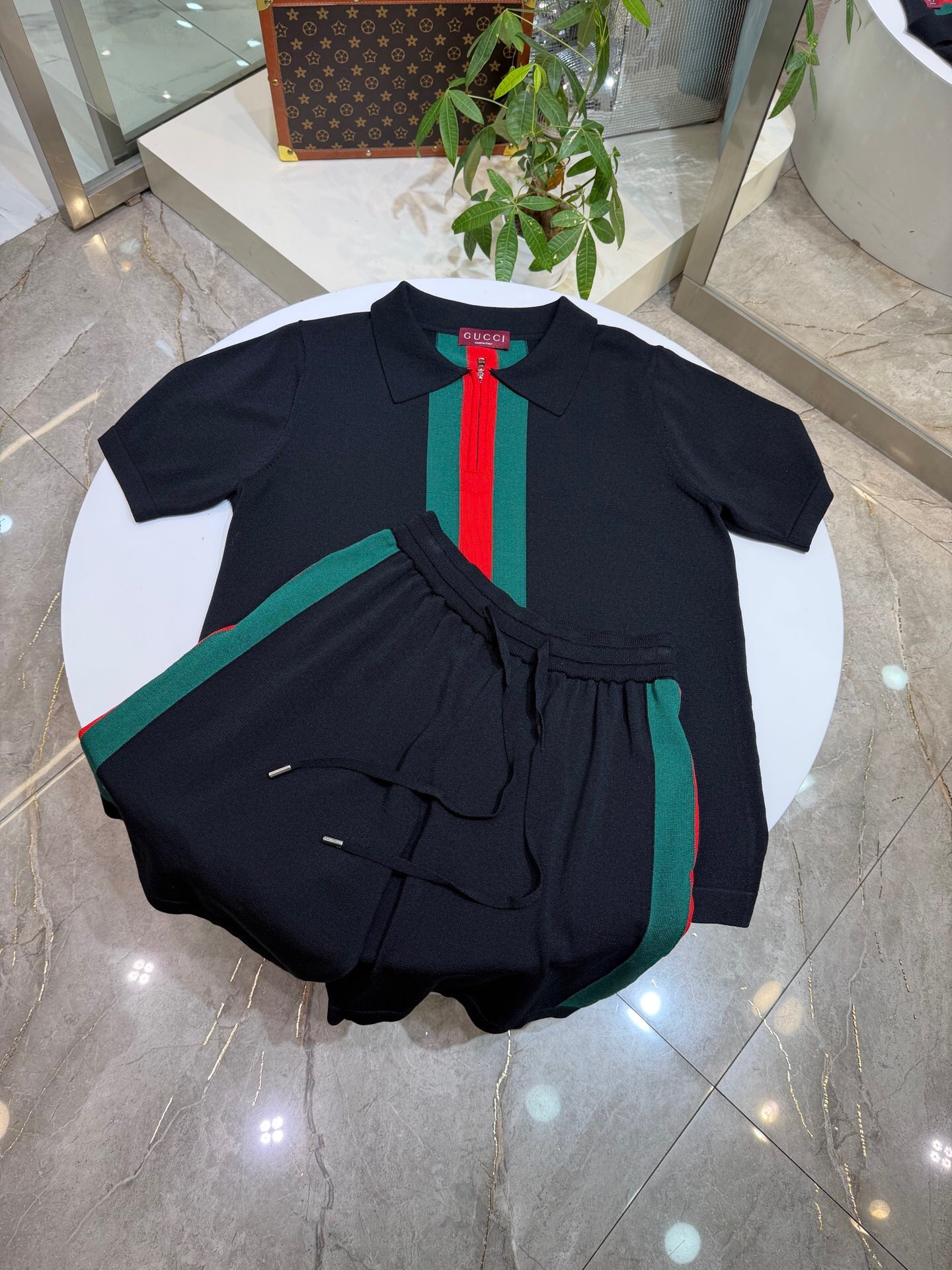 NO:958685,New season Gucci knitted suit(_)ヾ Summer new style S-XL,,gucci,19860909New season 古驰针织套装(_)ヾ 夏季新款 S-XL,,gucci,,Men's clothing