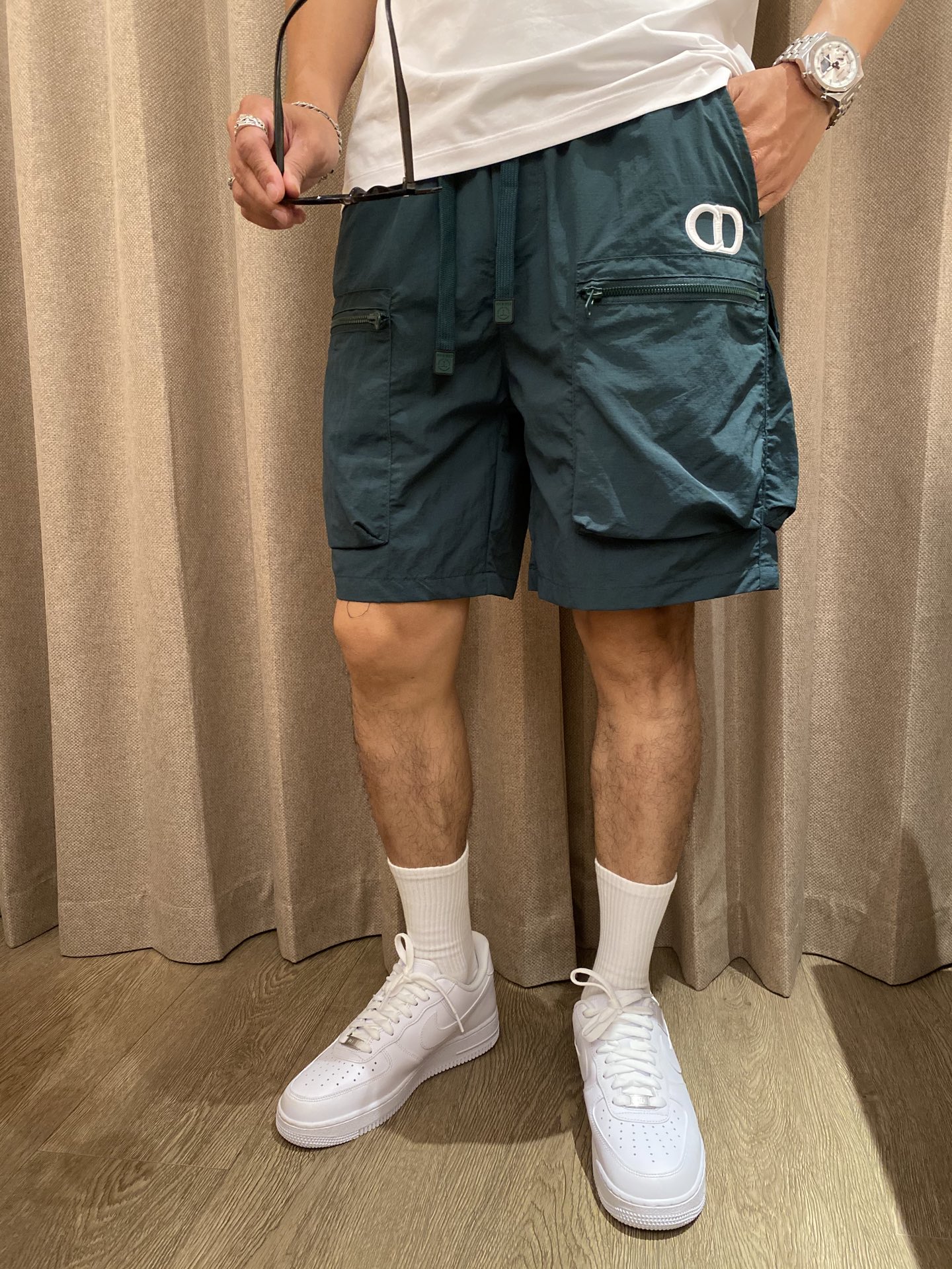 NO:418330,Dior 2025 summer new quick-dry shorts are an excellent choice for summer sports and leisure. It uses professional quick-drying fabrics to quickly absorb and evaporate sweat and keep the body dry. Whether it is intense exercise or daily travel, you are not afraid of sultry and stickiness. The drawstring elastic waist design is convenient to put on and take off, and can be flexibly adjusted according to your own needs and adapted to different waist circumferences. Zippered pockets on both sides not only add a sense of design, but also safely store small objects such as keys, mobile phones, etc., which is convenient and practical. The exquisite brand logo embroidery of the trouser body shows the quality and style in a low-key manner. The overall style is neat, modifying the leg lines, and paired with simple T-shirts and sneakers to easily create a fashionable and sporty style; it is a good choice whether you travel or stay at home!  Size M-4XL, dior,sneakers,shorts,tees,t-shirt,alexander wang19860909Dior 2025夏季新品速干短裤 是夏日运动与休闲的绝佳之选.采用专业速干面料,能迅速吸收并蒸发汗水,保持身体干爽,无论是激烈运动还是日常出行,都无惧闷热与黏腻. 抽绳式松紧腰设计,穿脱便捷,可根据自身需求灵活调整,适配不同腰围.两侧拉链口袋,不仅增添设计感,更能安全收纳小物件,如钥匙、手机等,方便又实用.裤身精致的品牌标识刺绣,低调彰显品质与格调. 整体版型利落,修饰腿部线条,搭配简约T恤和运动鞋,轻松打造时尚运动风；无论出行还是居家,都是不错的选择！ 尺码M-4XL,,dior,sneakers,shorts,tees，t-shirt,alexander wang,Men's clothing