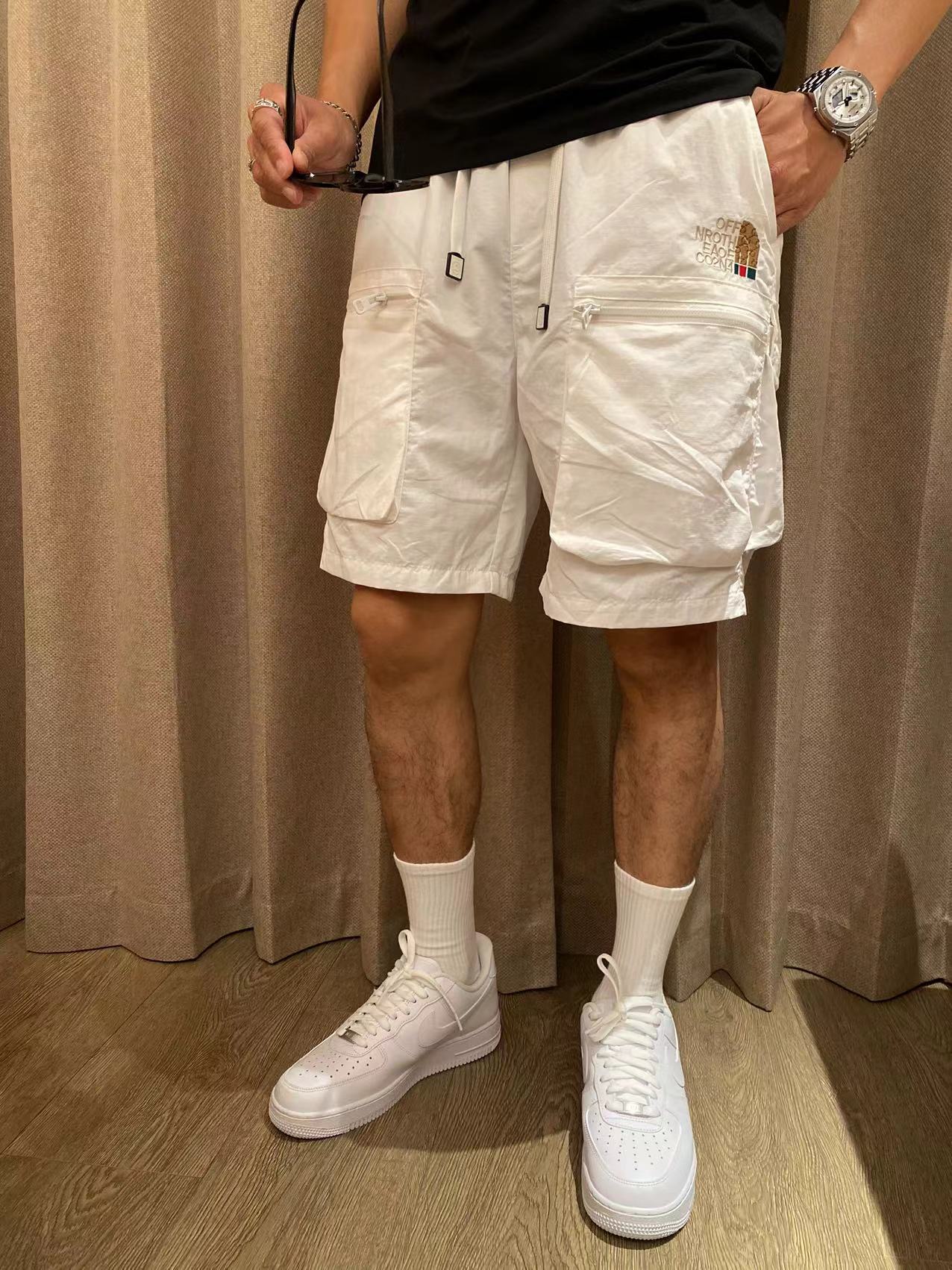 NO:418287,Gucc 2025 summer new quick-dry shorts are an excellent choice for summer sports and leisure. It uses professional quick-drying fabrics to quickly absorb and evaporate sweat and keep the body dry. Whether it is intense exercise or daily travel, you are not afraid of sultry and stickiness. The drawstring elastic waist design is convenient to put on and take off, and can be flexibly adjusted according to your own needs and adapted to different waist circumferences. Zippered pockets on both sides not only add a sense of design, but also safely store small objects such as keys, mobile phones, etc., which is convenient and practical. The exquisite brand logo embroidery of the trouser body shows the quality and style in a low-key manner. The overall style is neat, modifying the leg lines, and paired with simple T-shirts and sneakers to easily create a fashionable and sporty style; it is a good choice whether you travel or stay at home!  Size M-4XL, gucci,sneakers,shorts,tees,t-shirt,alexander wang19860909Gucc 2025夏季新品速干短裤 是夏日运动与休闲的绝佳之选.采用专业速干面料,能迅速吸收并蒸发汗水,保持身体干爽,无论是激烈运动还是日常出行,都无惧闷热与黏腻. 抽绳式松紧腰设计,穿脱便捷,可根据自身需求灵活调整,适配不同腰围.两侧拉链口袋,不仅增添设计感,更能安全收纳小物件,如钥匙、手机等,方便又实用.裤身精致的品牌标识刺绣,低调彰显品质与格调. 整体版型利落,修饰腿部线条,搭配简约T恤和运动鞋,轻松打造时尚运动风；无论出行还是居家,都是不错的选择！ 尺码M-4XL,,gucci,sneakers,shorts,tees，t-shirt,alexander wang,Men's clothing